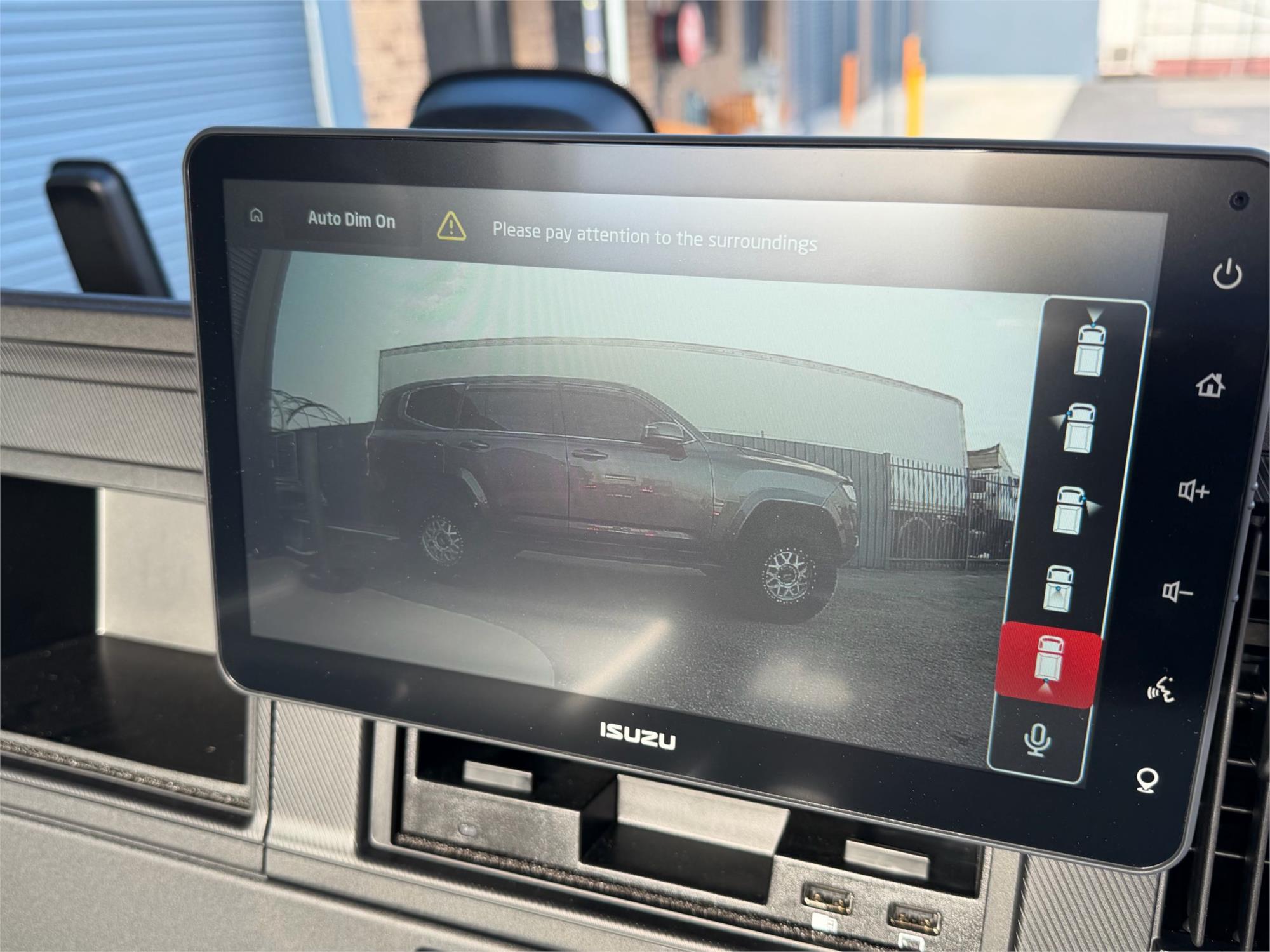 
								2025 Isuzu F Series full									