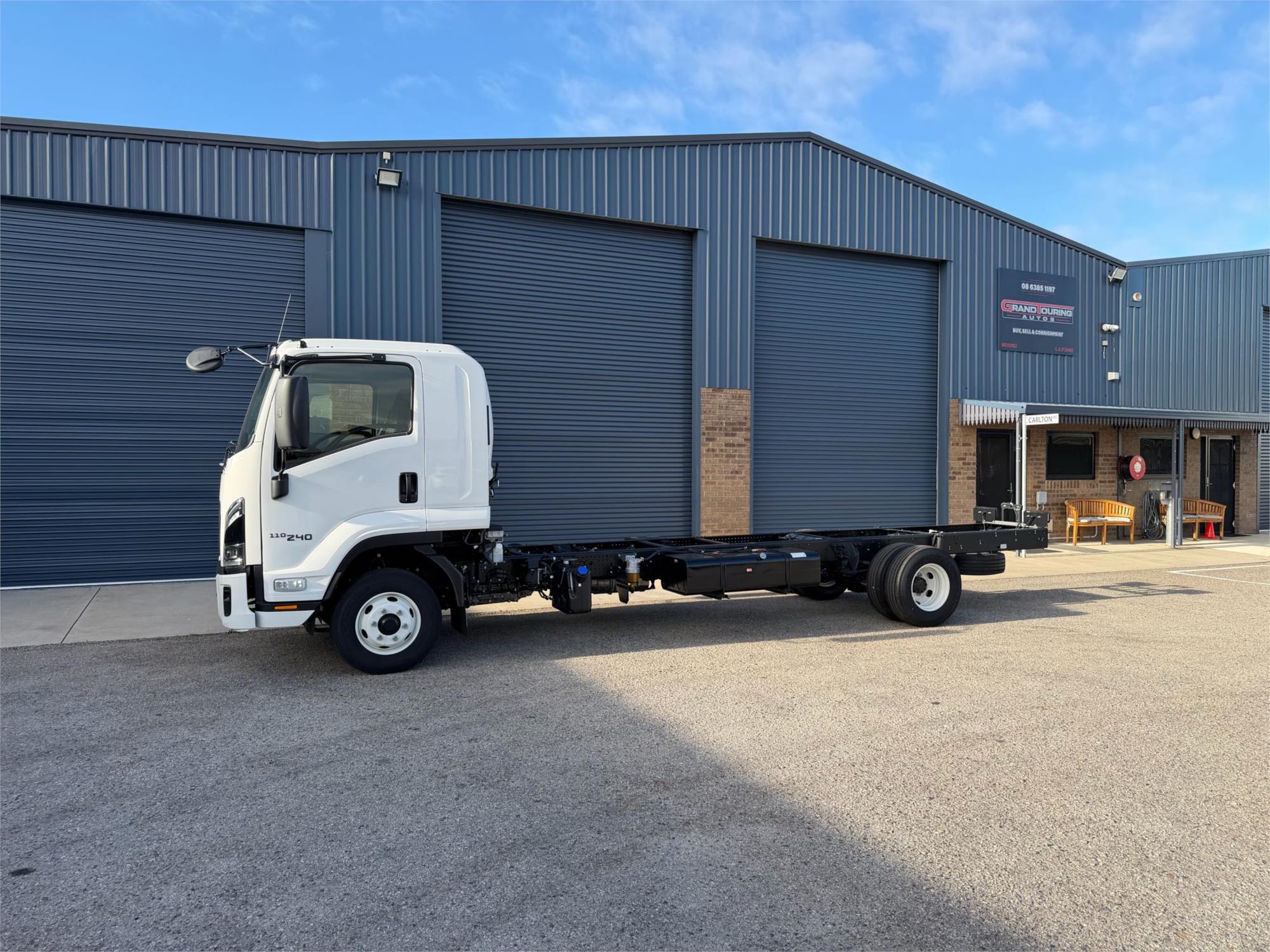 
								2025 Isuzu F Series full									