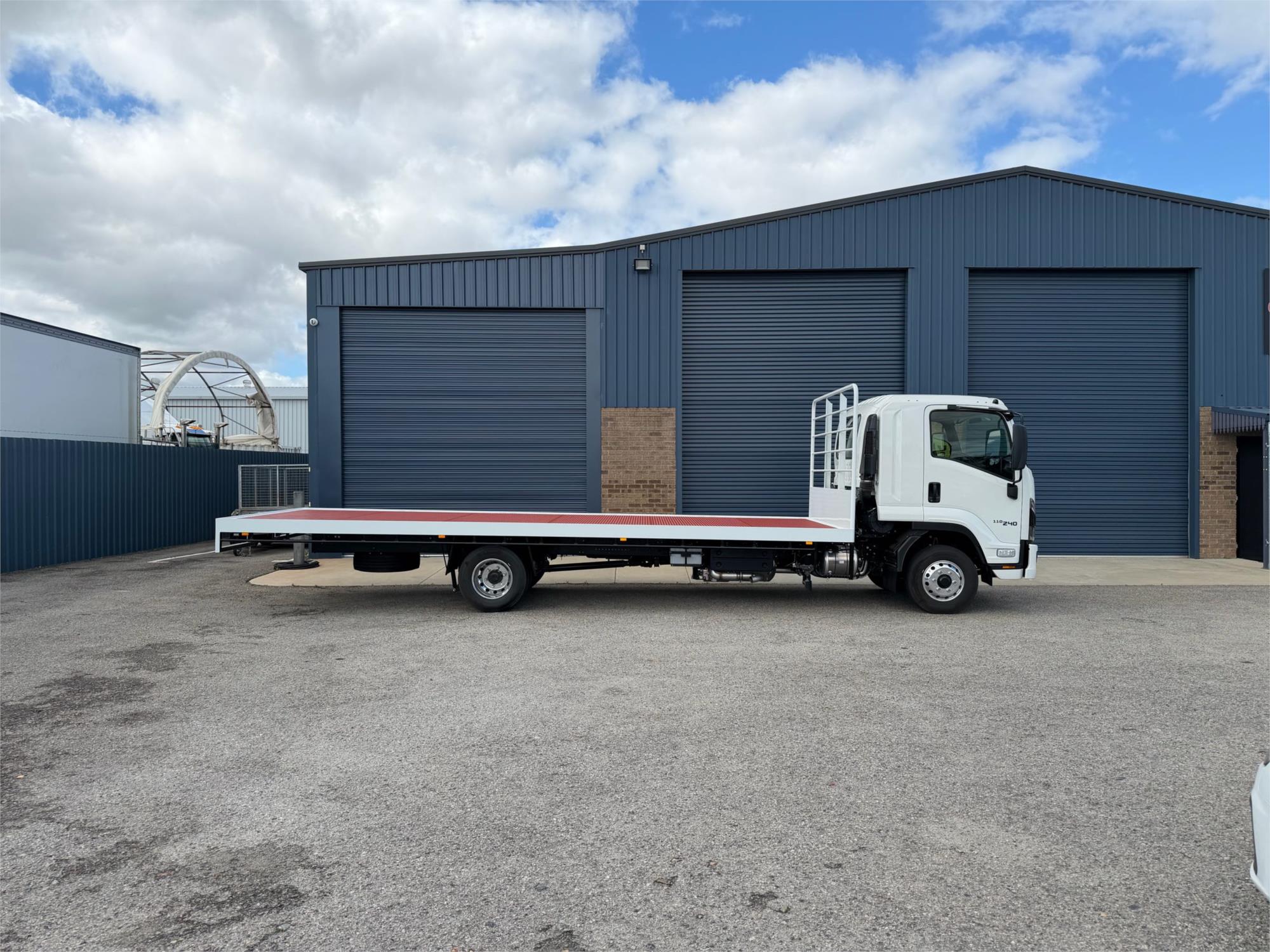 
								2025 Isuzu F Series full									