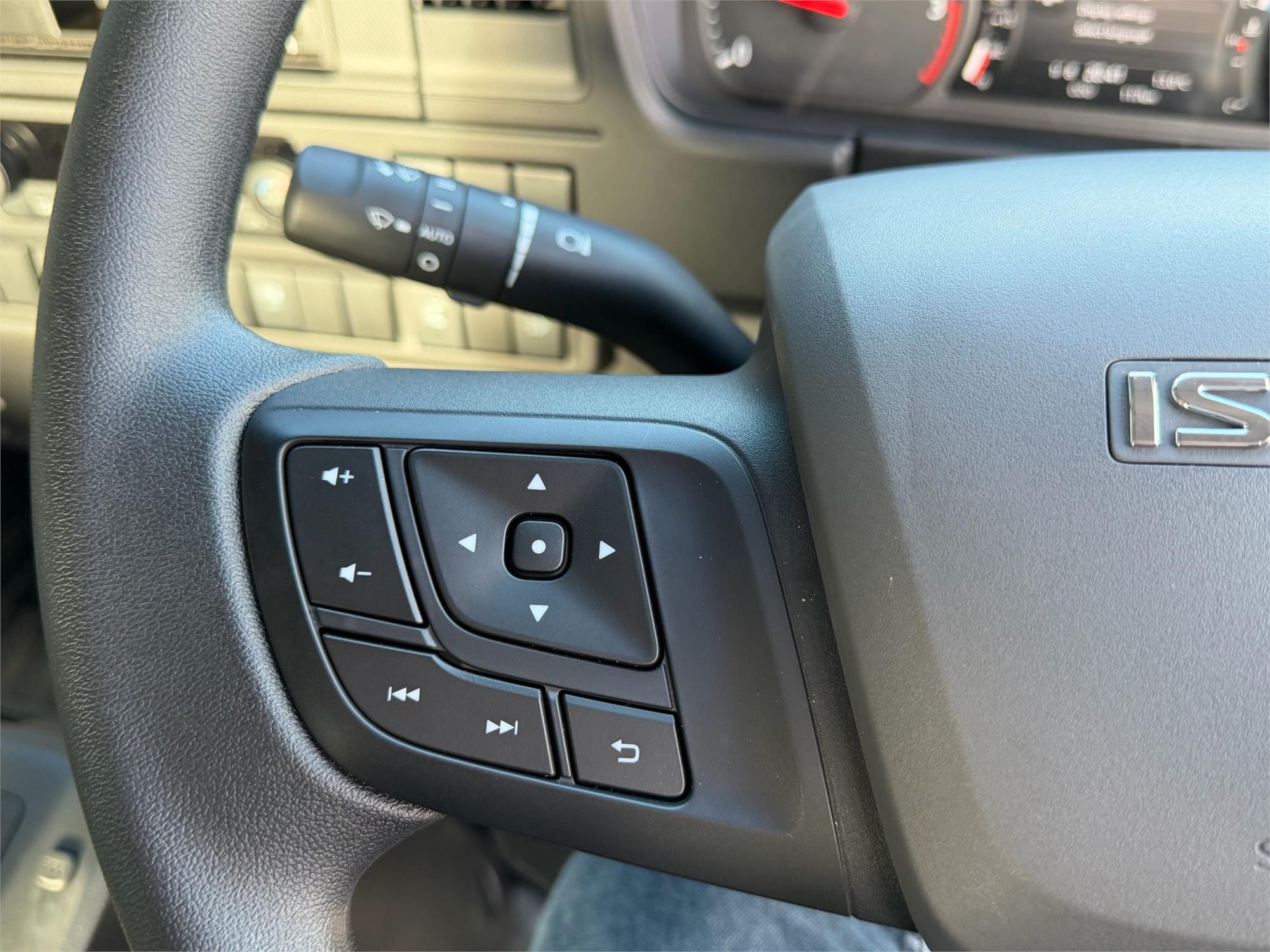
								2025 Isuzu F Series full									
