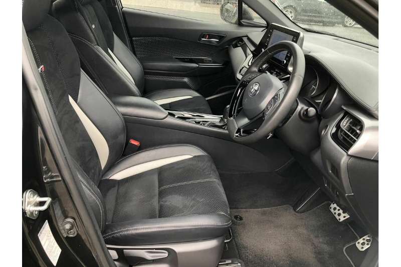 
								Toyota C-HR GR Sport ZYX10R (2022) full									