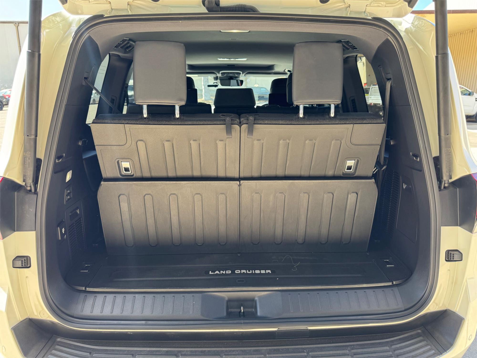 
								2022 Toyota Landcruiser Sahara full									