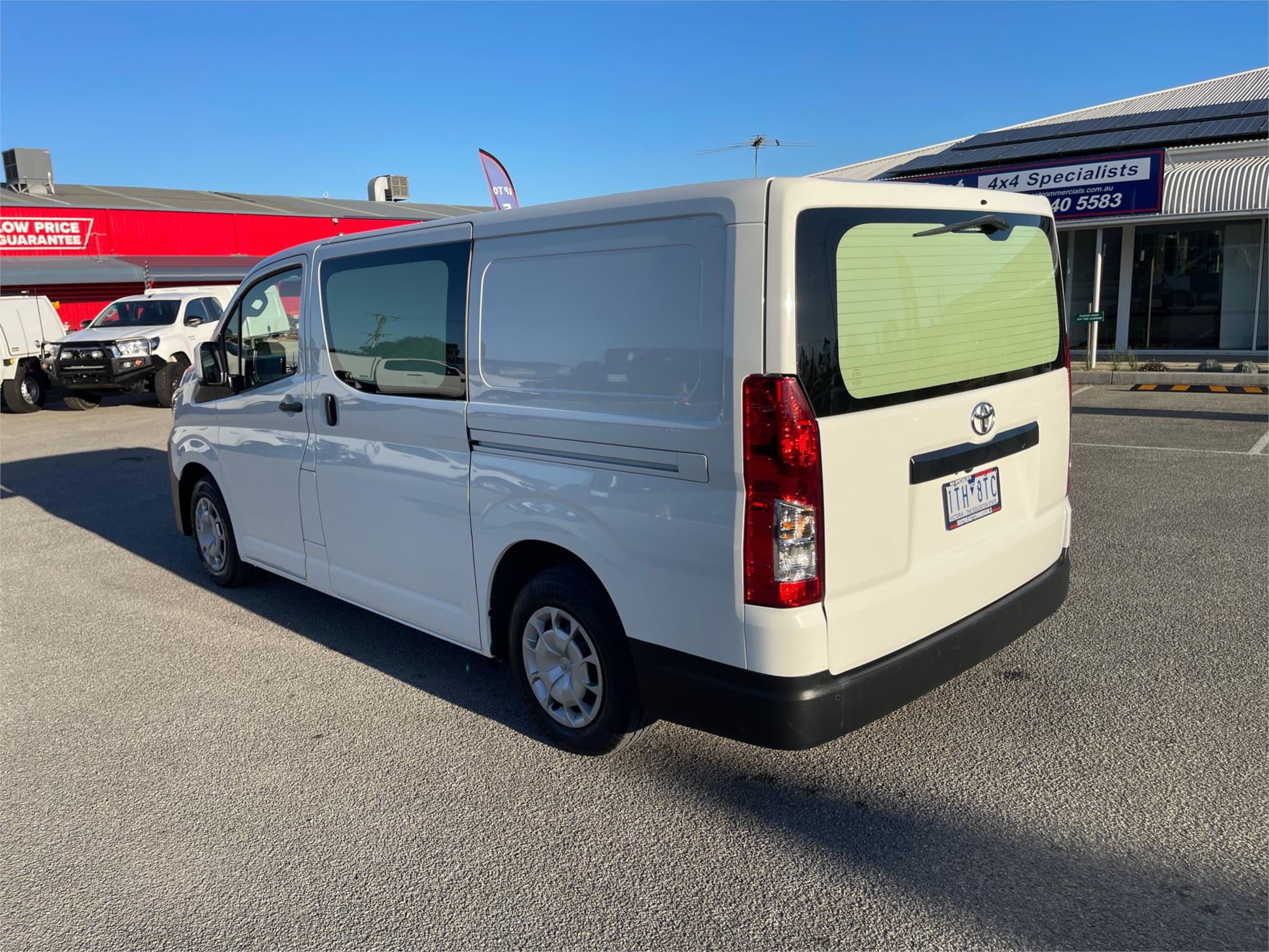 
								2021 Toyota Hiace full									