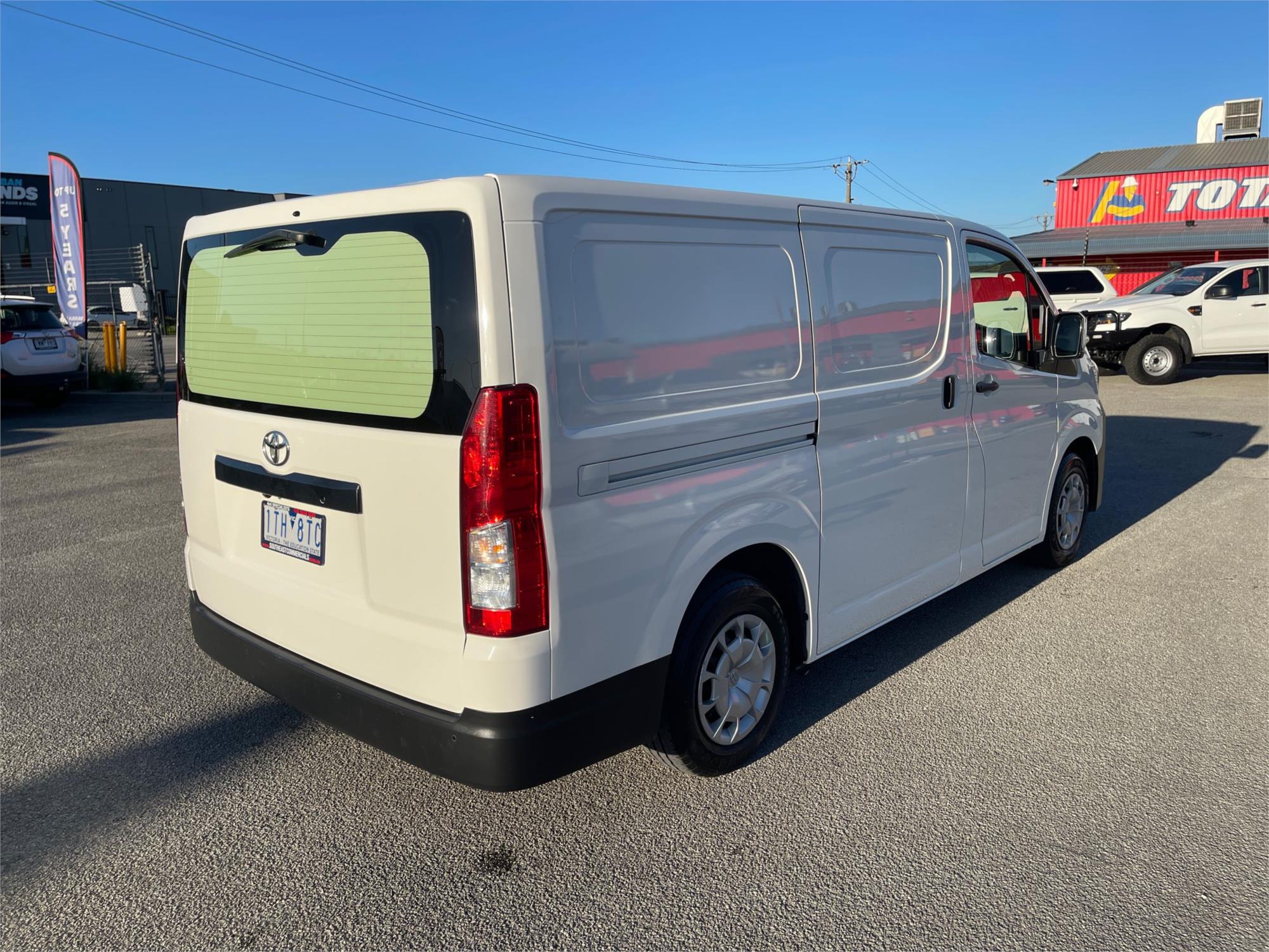 
								2021 Toyota Hiace full									