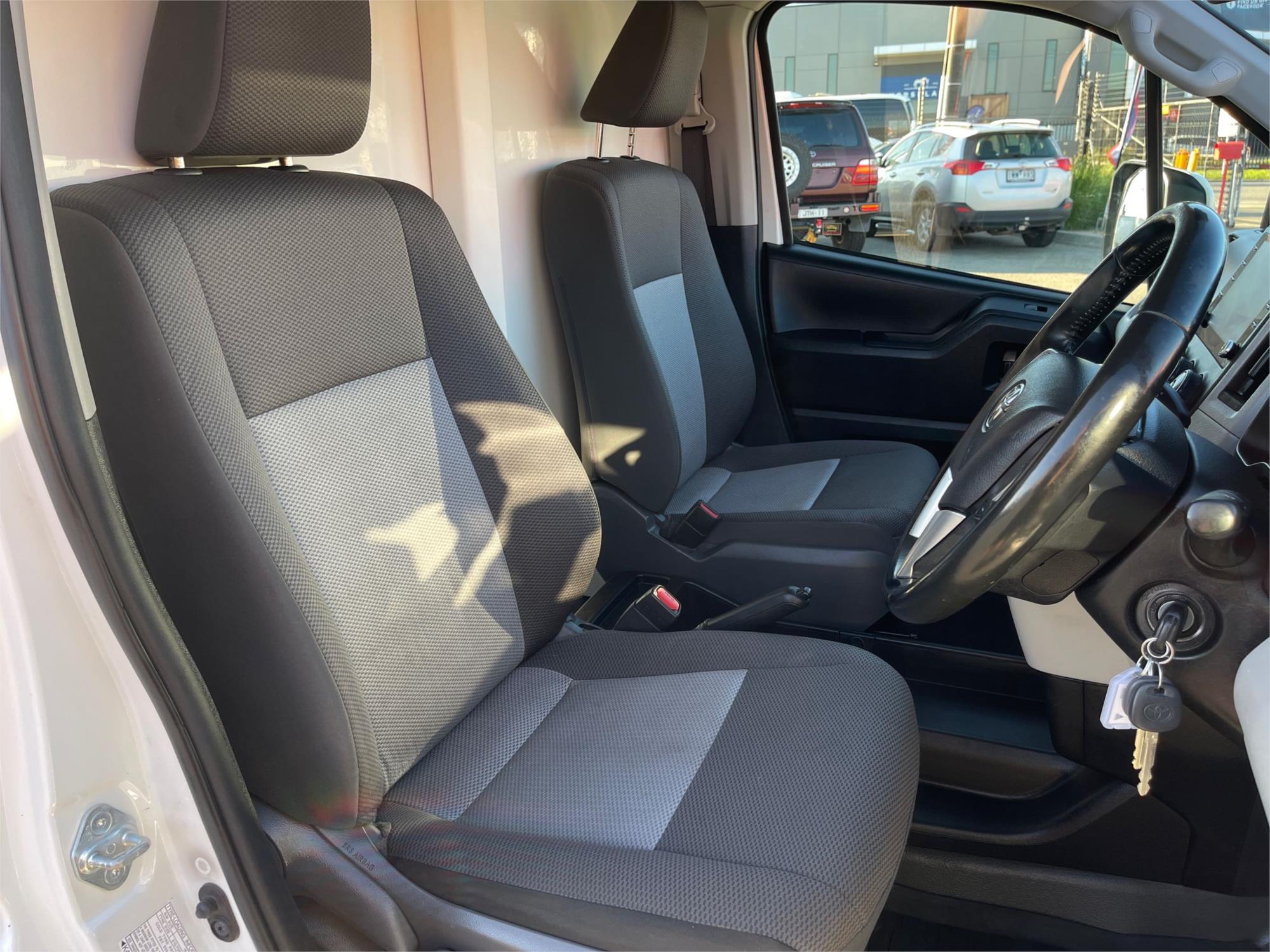 
								2021 Toyota Hiace full									