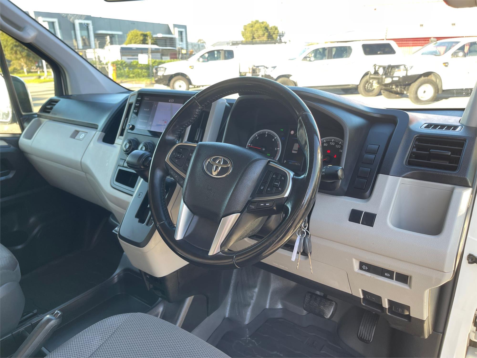
								2021 Toyota Hiace full									