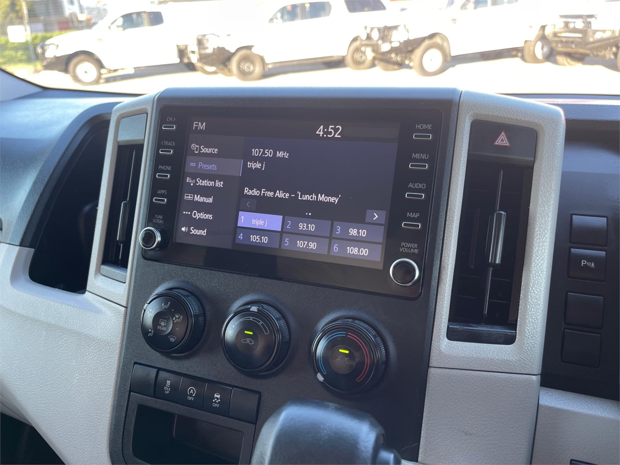 
								2021 Toyota Hiace full									