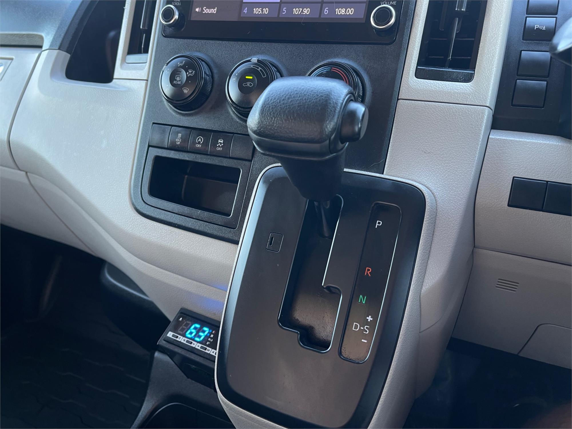 
								2021 Toyota Hiace full									