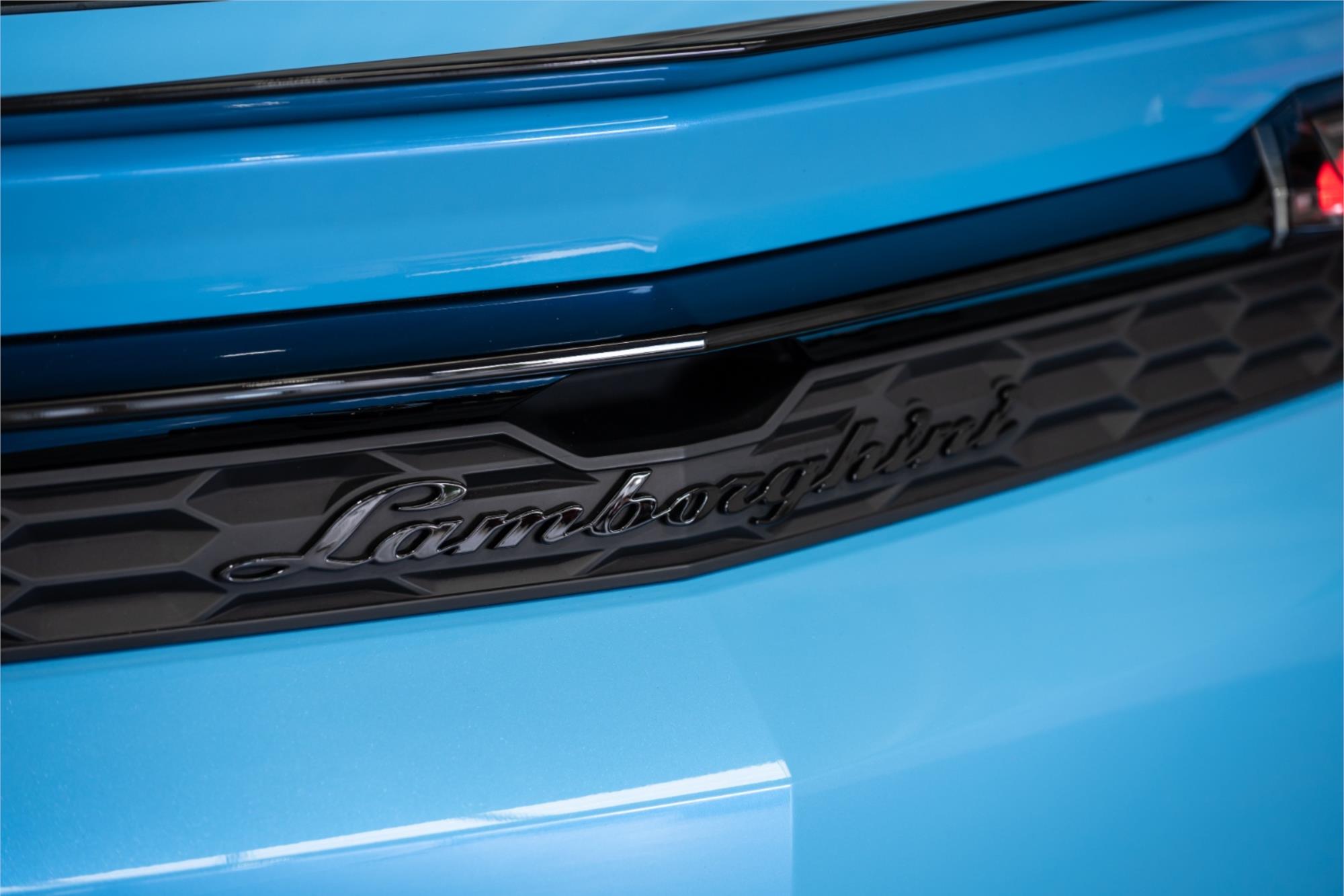 
								2025 LAMBORGHINI URUS SE full									
