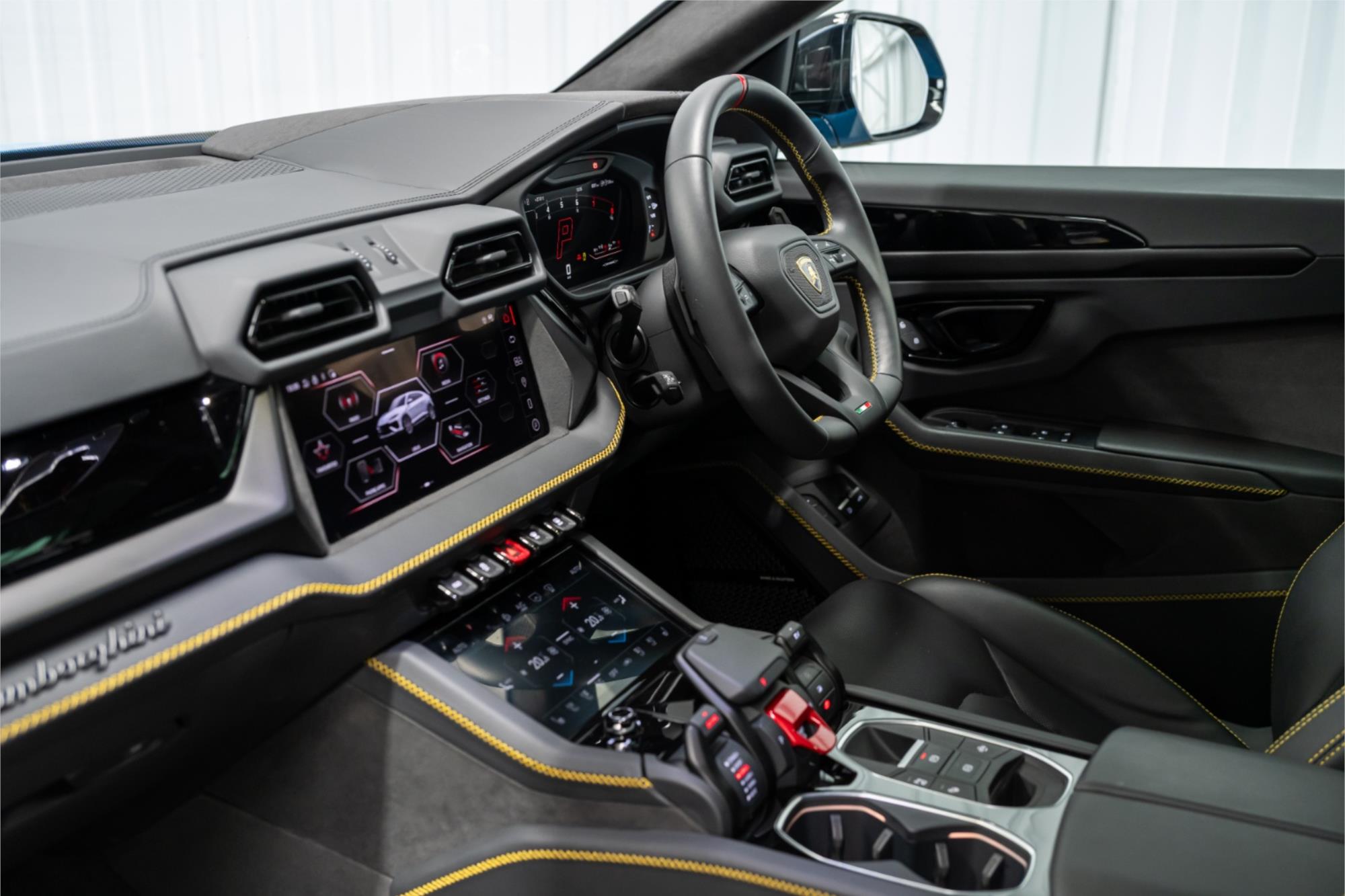 
								2025 LAMBORGHINI URUS SE full									