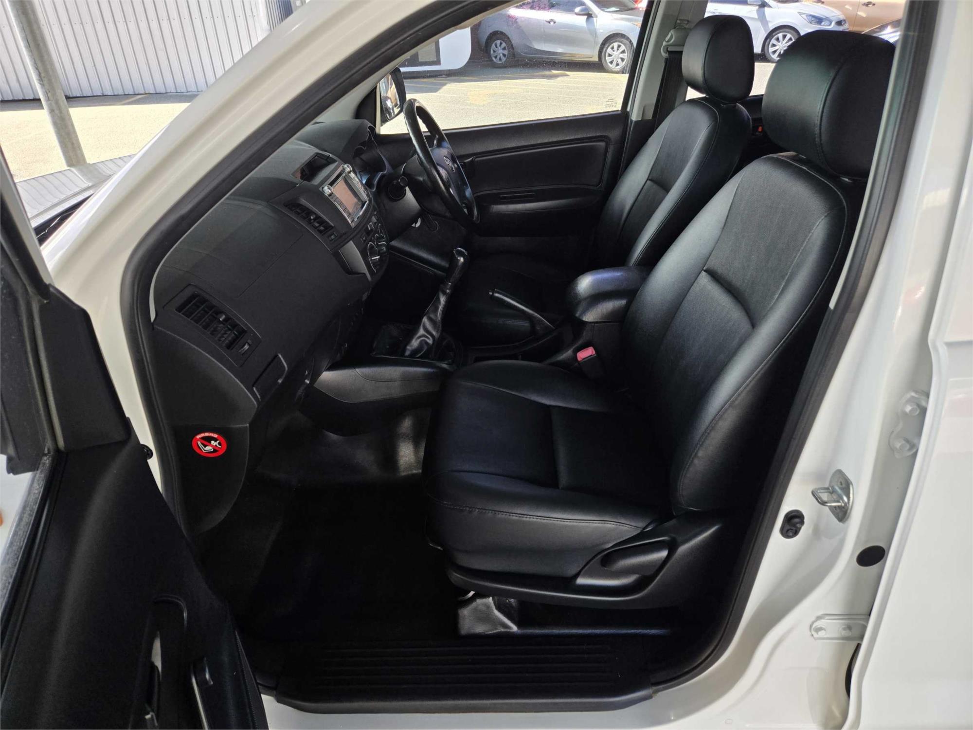
								2014 Toyota Hilux Workmate full									