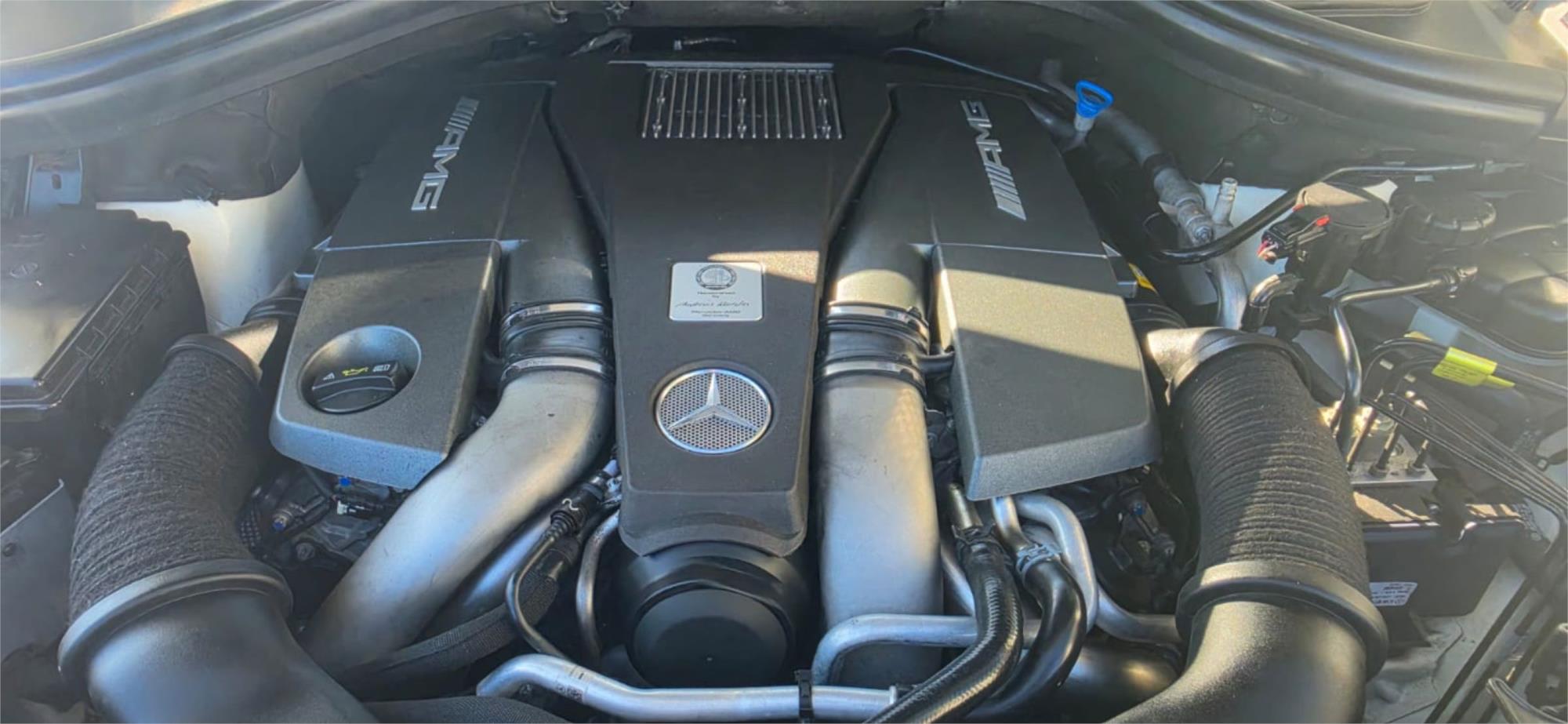 
								2012 Mercedes-Benz M-Class ML63 AMG full									