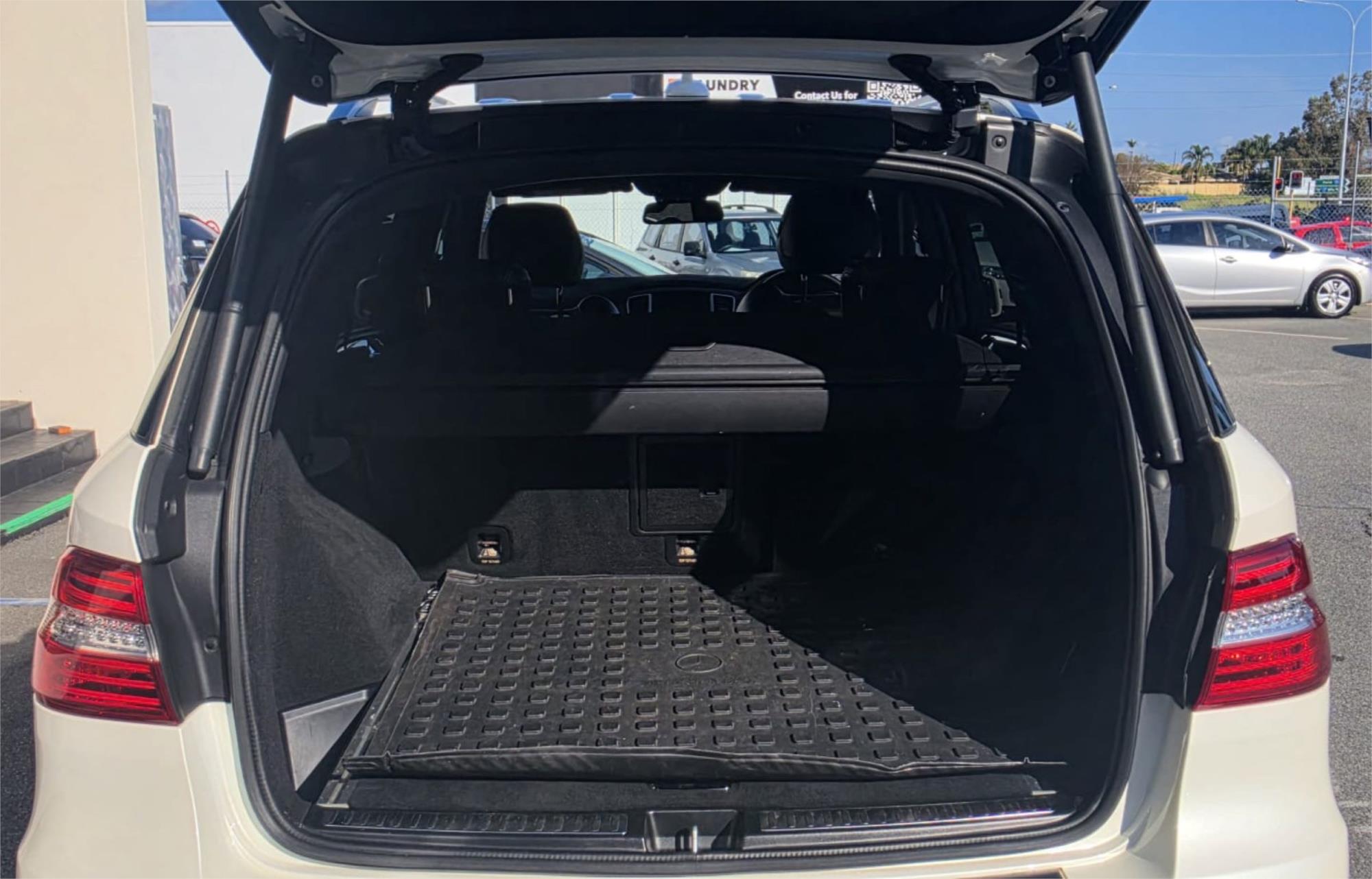 
								2012 Mercedes-Benz M-Class ML63 AMG full									