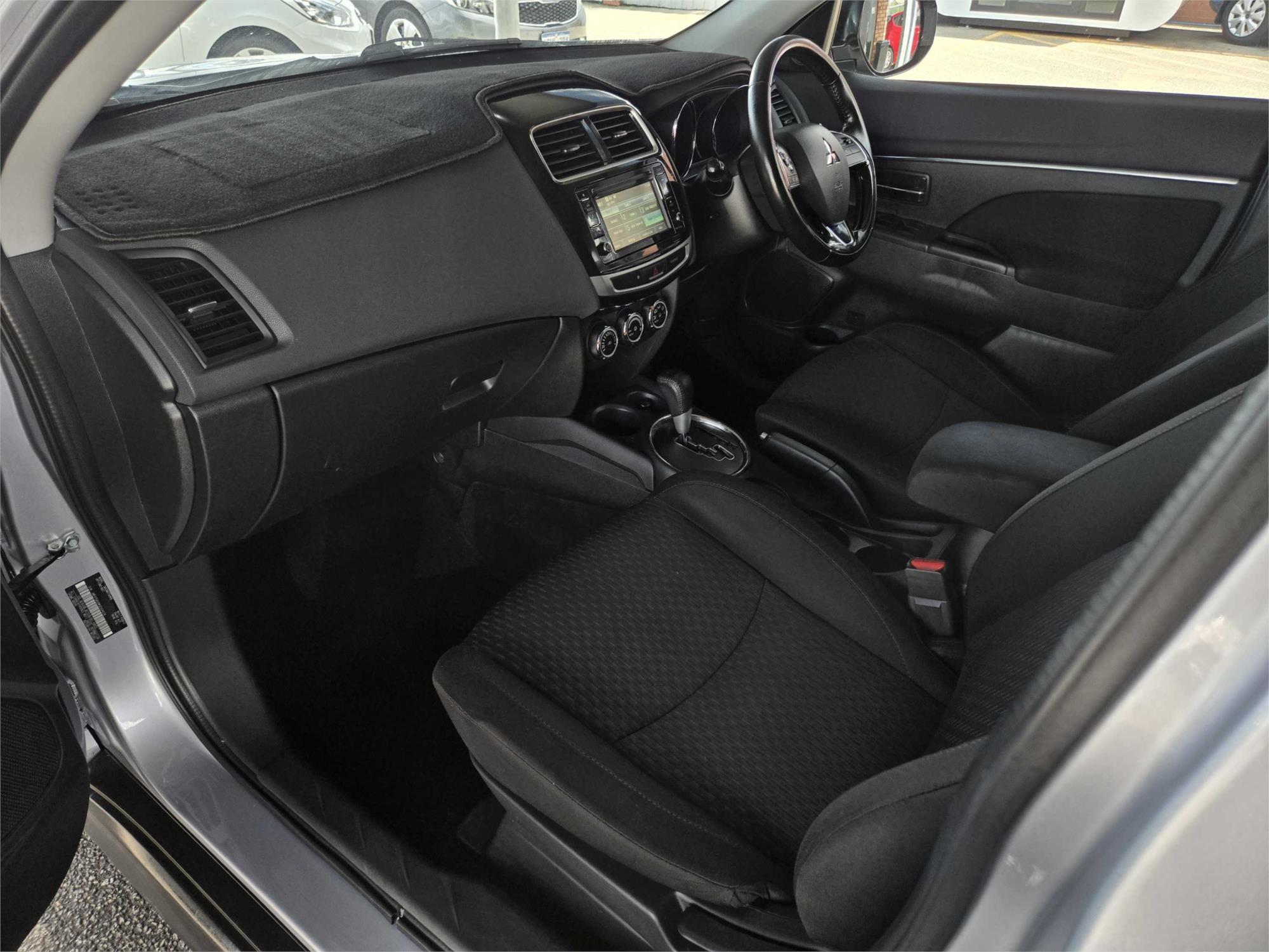 
								2017 Mitsubishi ASX LS full									