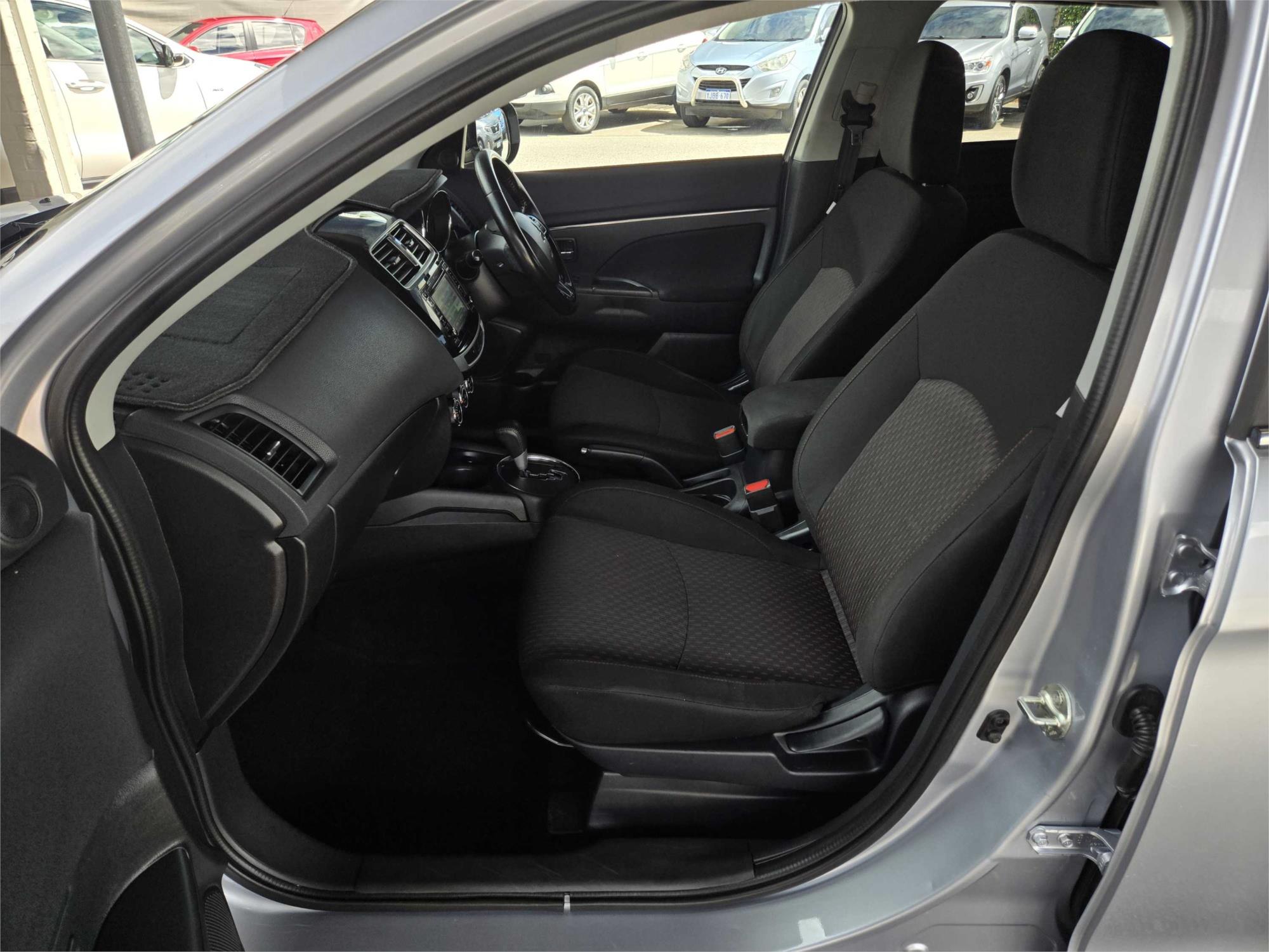 
								2017 Mitsubishi ASX LS full									