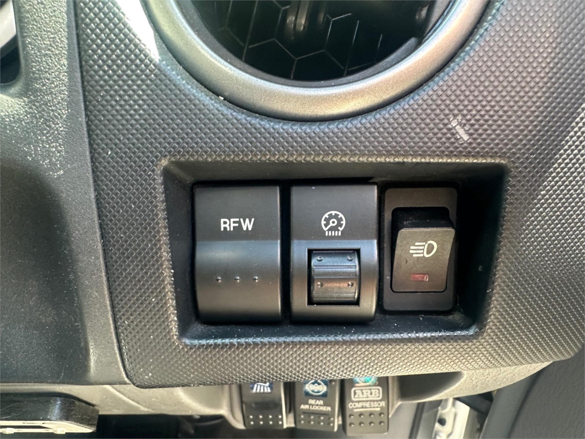 
								2010 Mazda BT-50 SDX full									