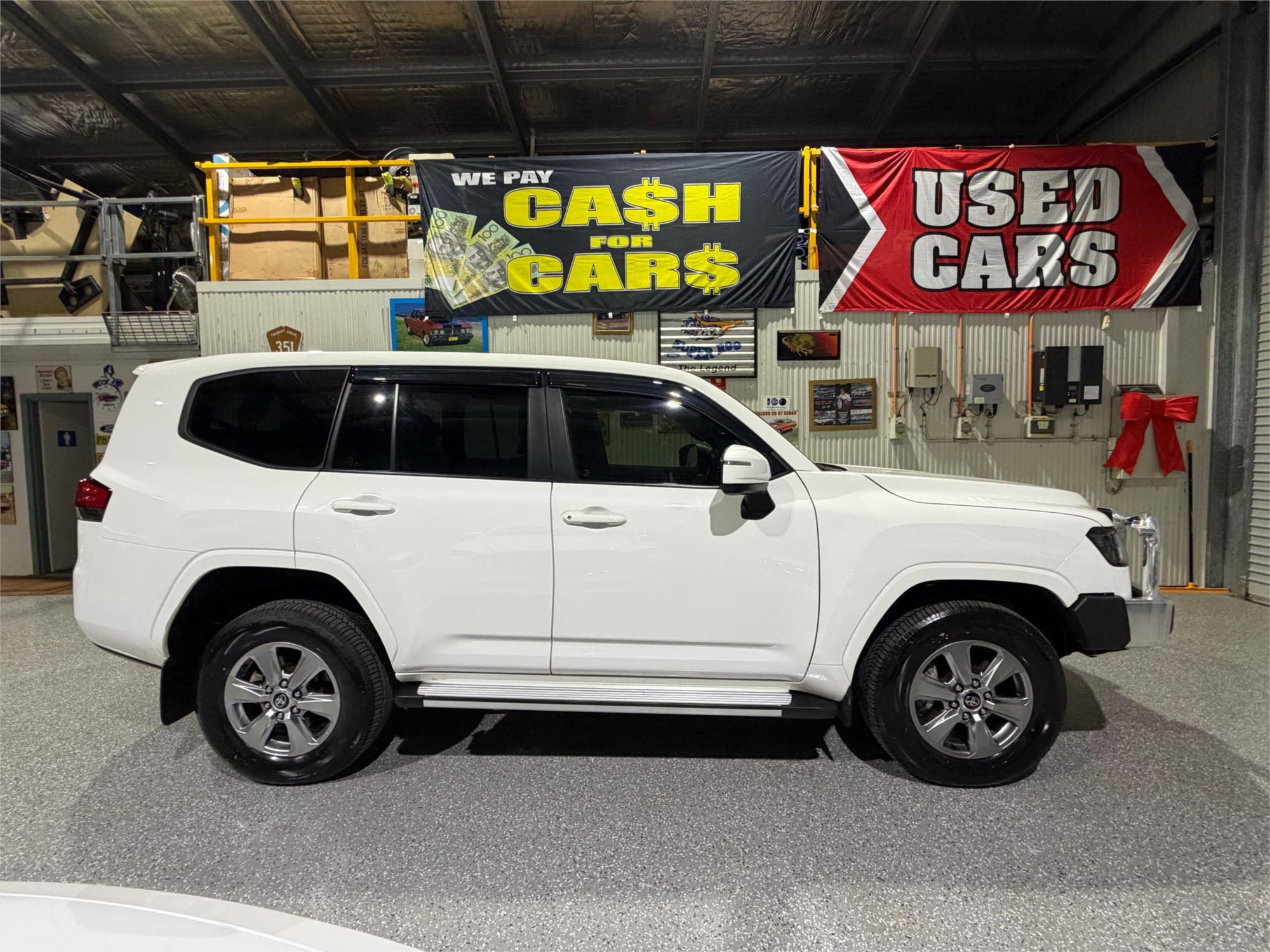 
								2024 Toyota Landcruiser GXL full									