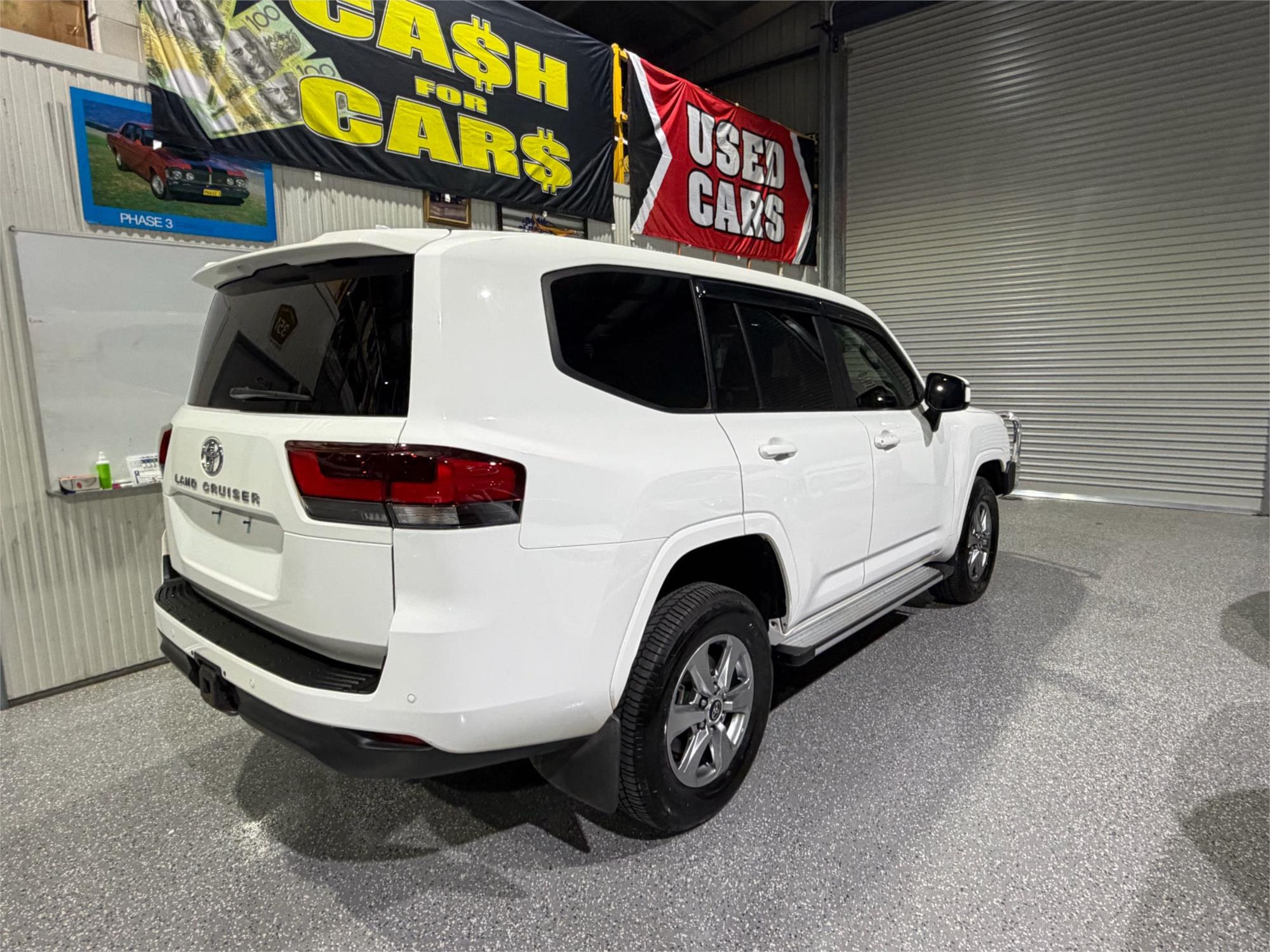 
								2024 Toyota Landcruiser GXL full									