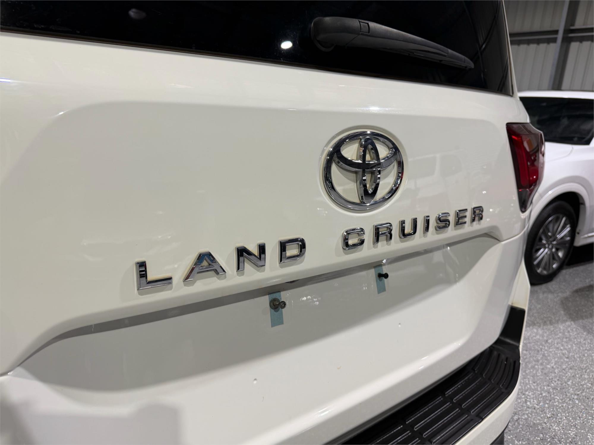 
								2024 Toyota Landcruiser GXL full									