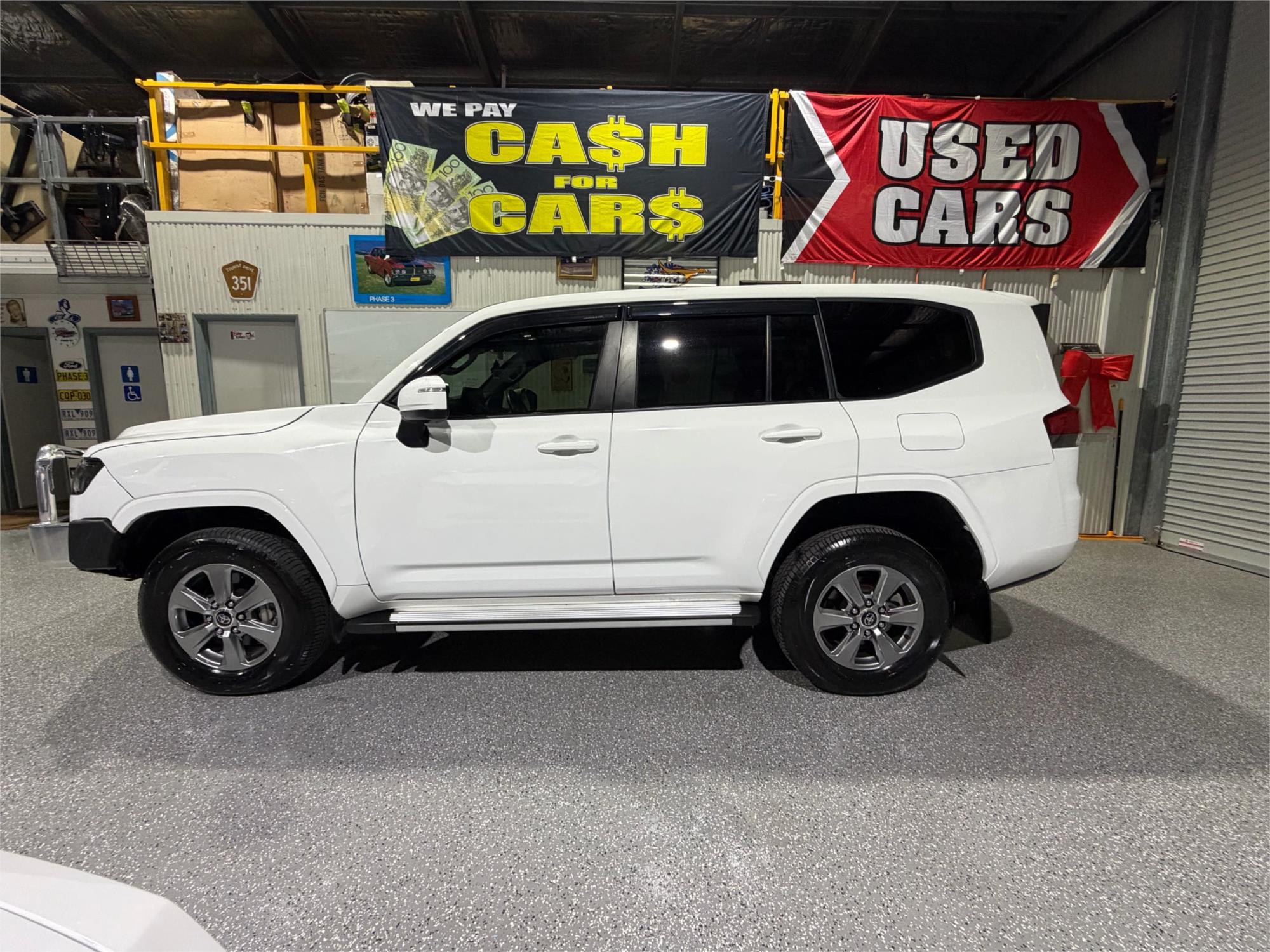 
								2024 Toyota Landcruiser GXL full									