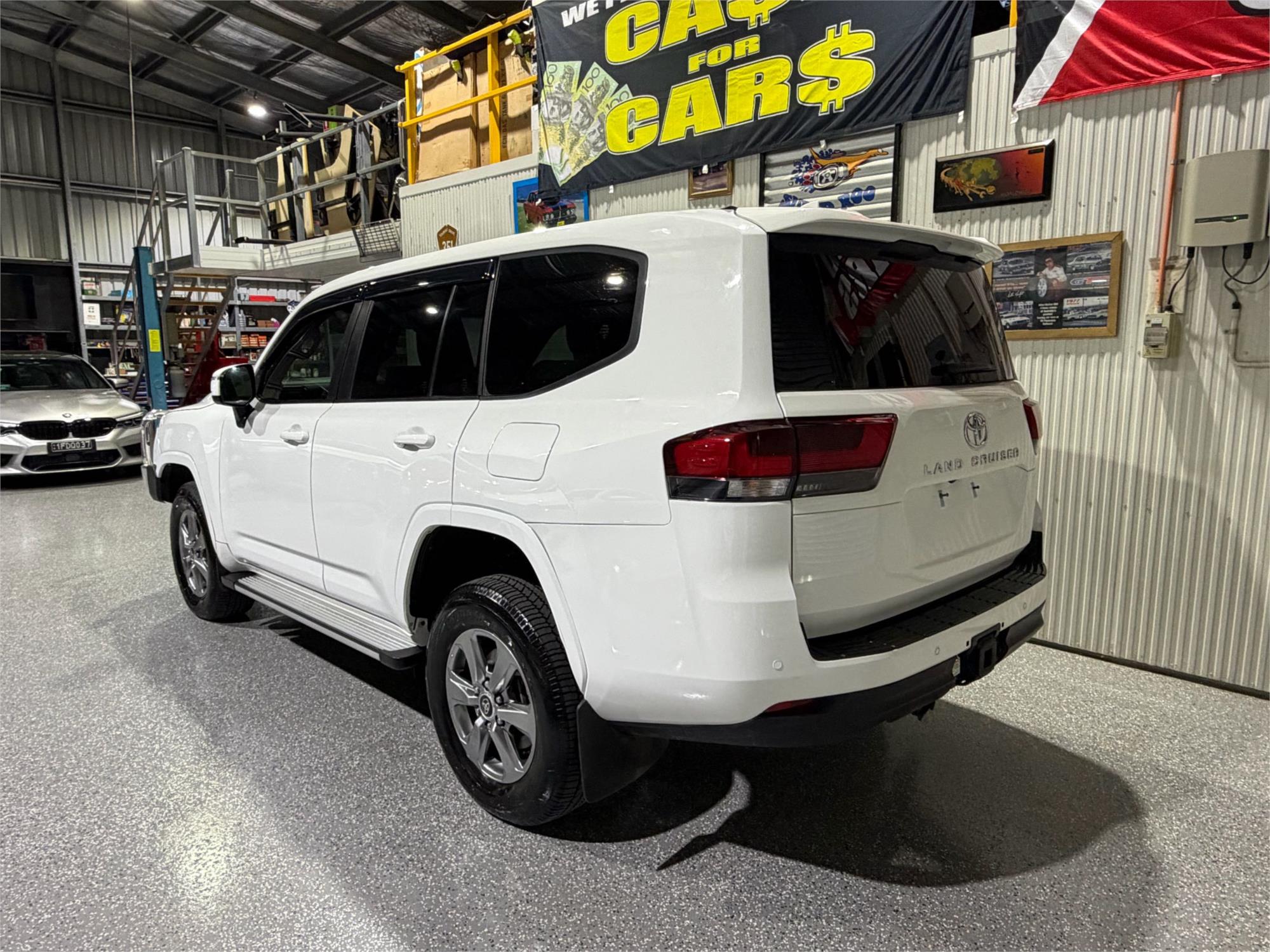 
								2024 Toyota Landcruiser GXL full									