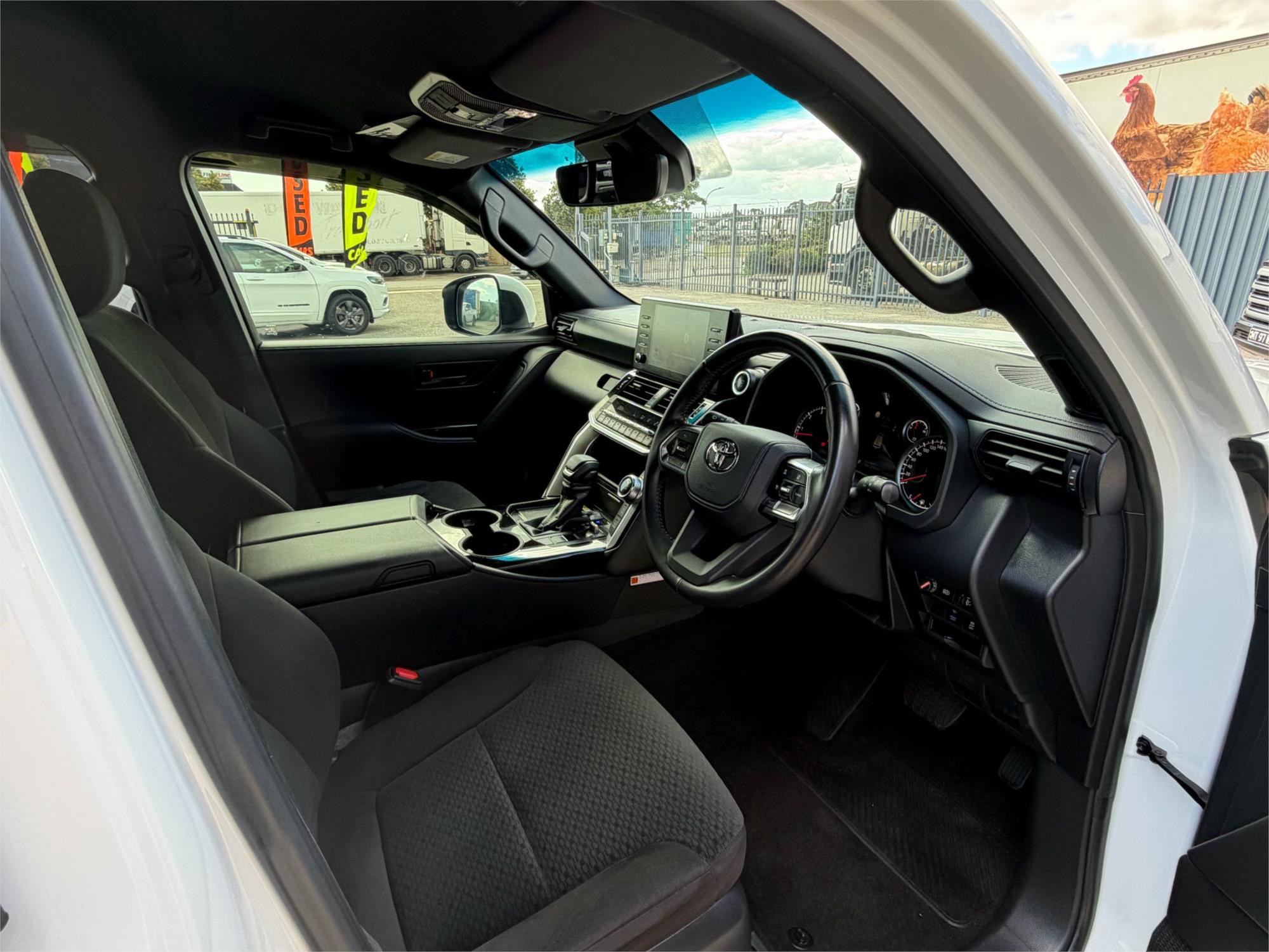 
								2024 Toyota Landcruiser GXL full									