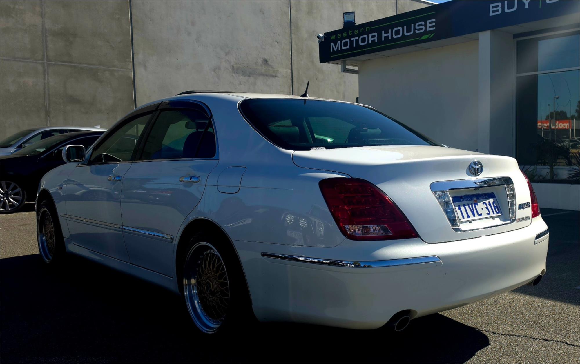 
								2005 Toyota Crown Majesta full									