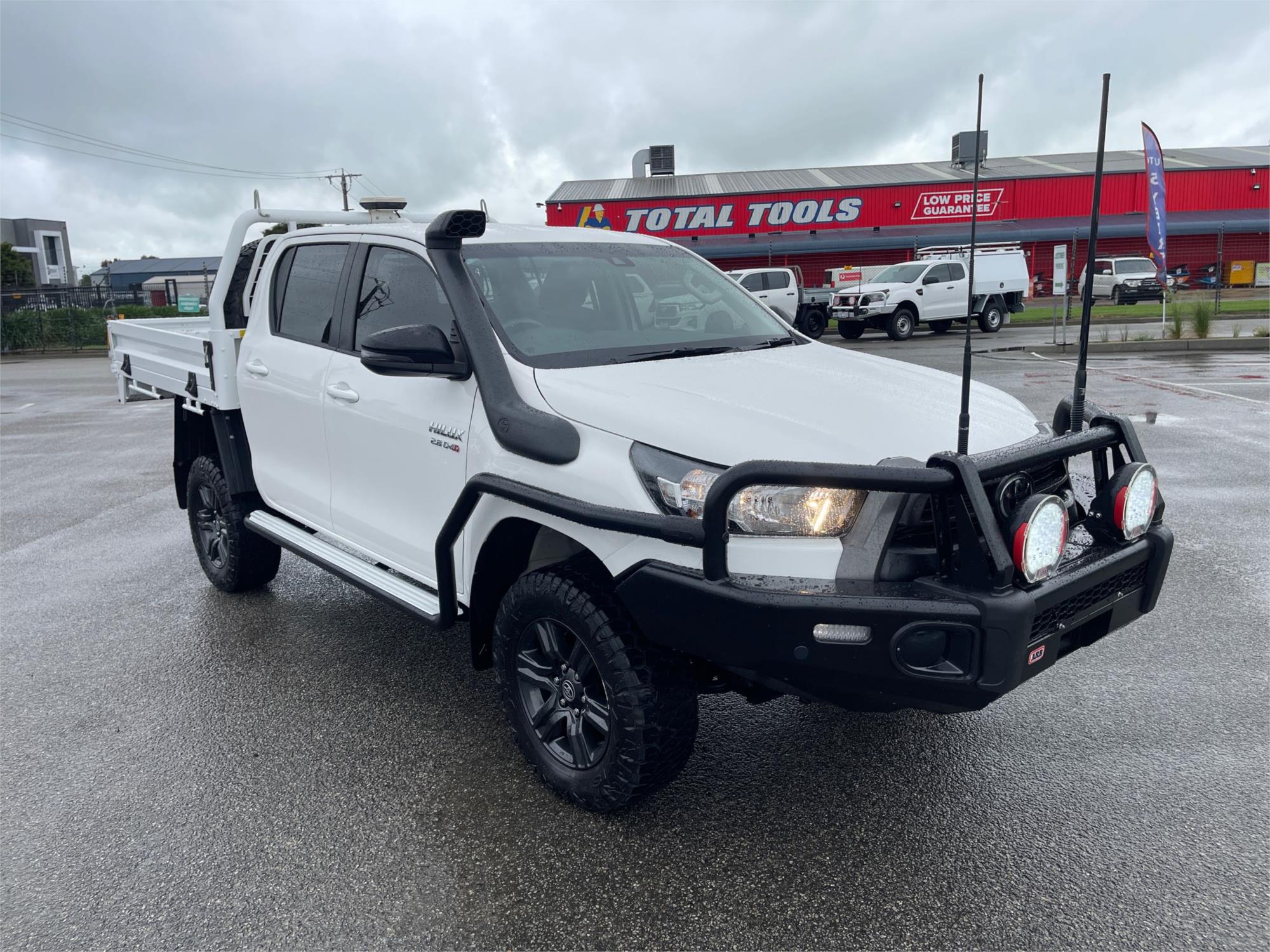 
								2023 Toyota Hilux SR full									