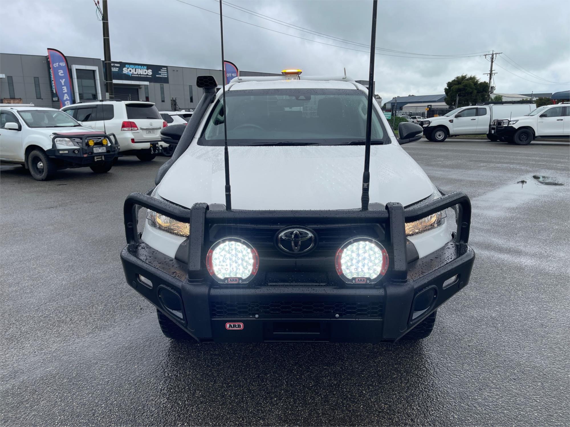 
								2023 Toyota Hilux SR full									