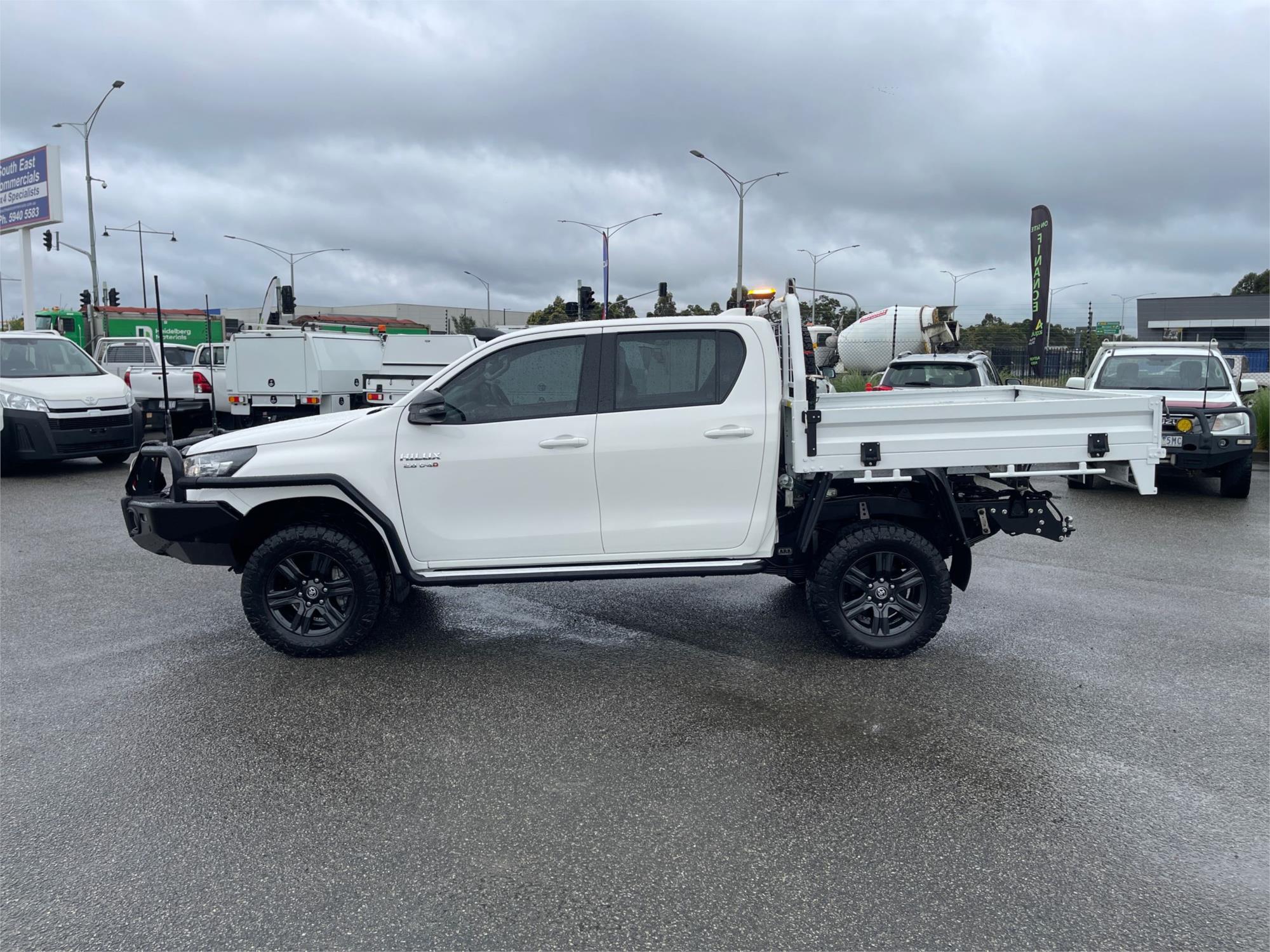 
								2023 Toyota Hilux SR full									