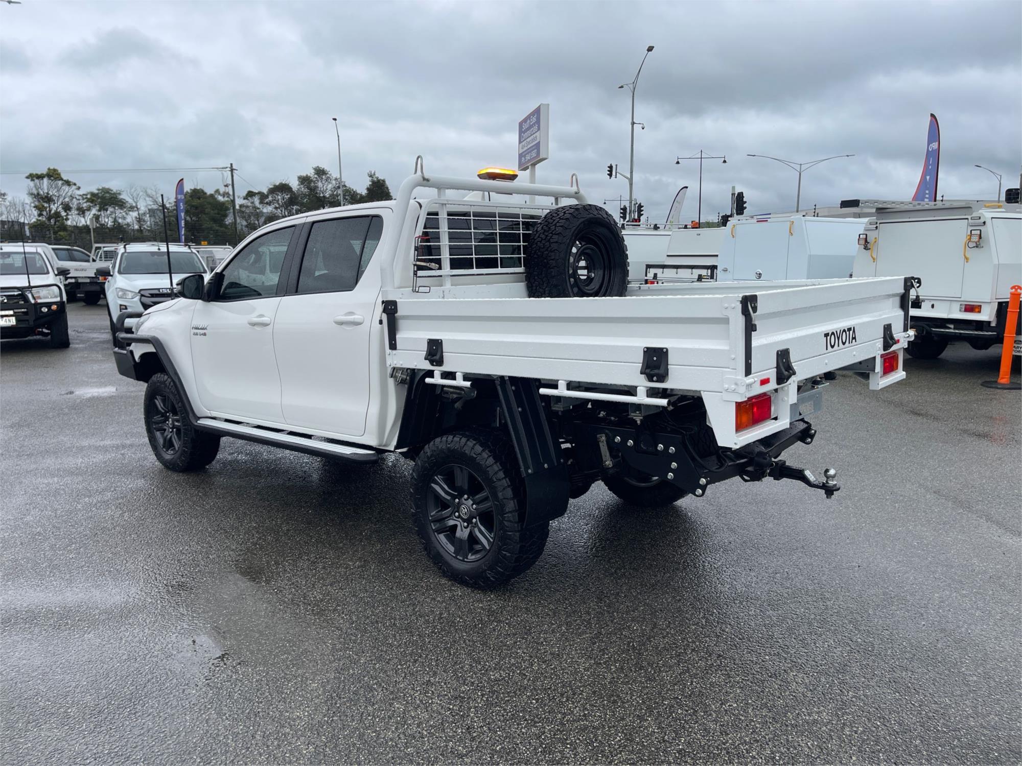 
								2023 Toyota Hilux SR full									