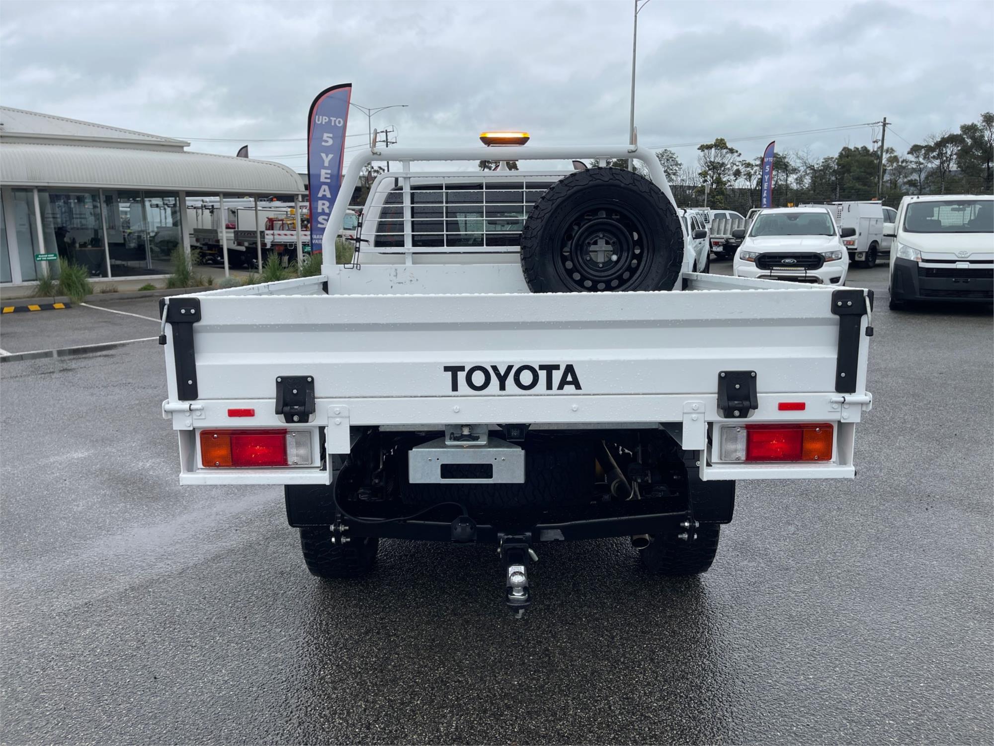 
								2023 Toyota Hilux SR full									