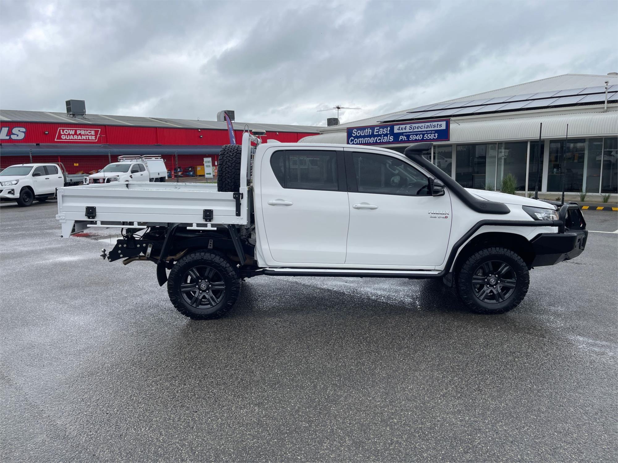 
								2023 Toyota Hilux SR full									
