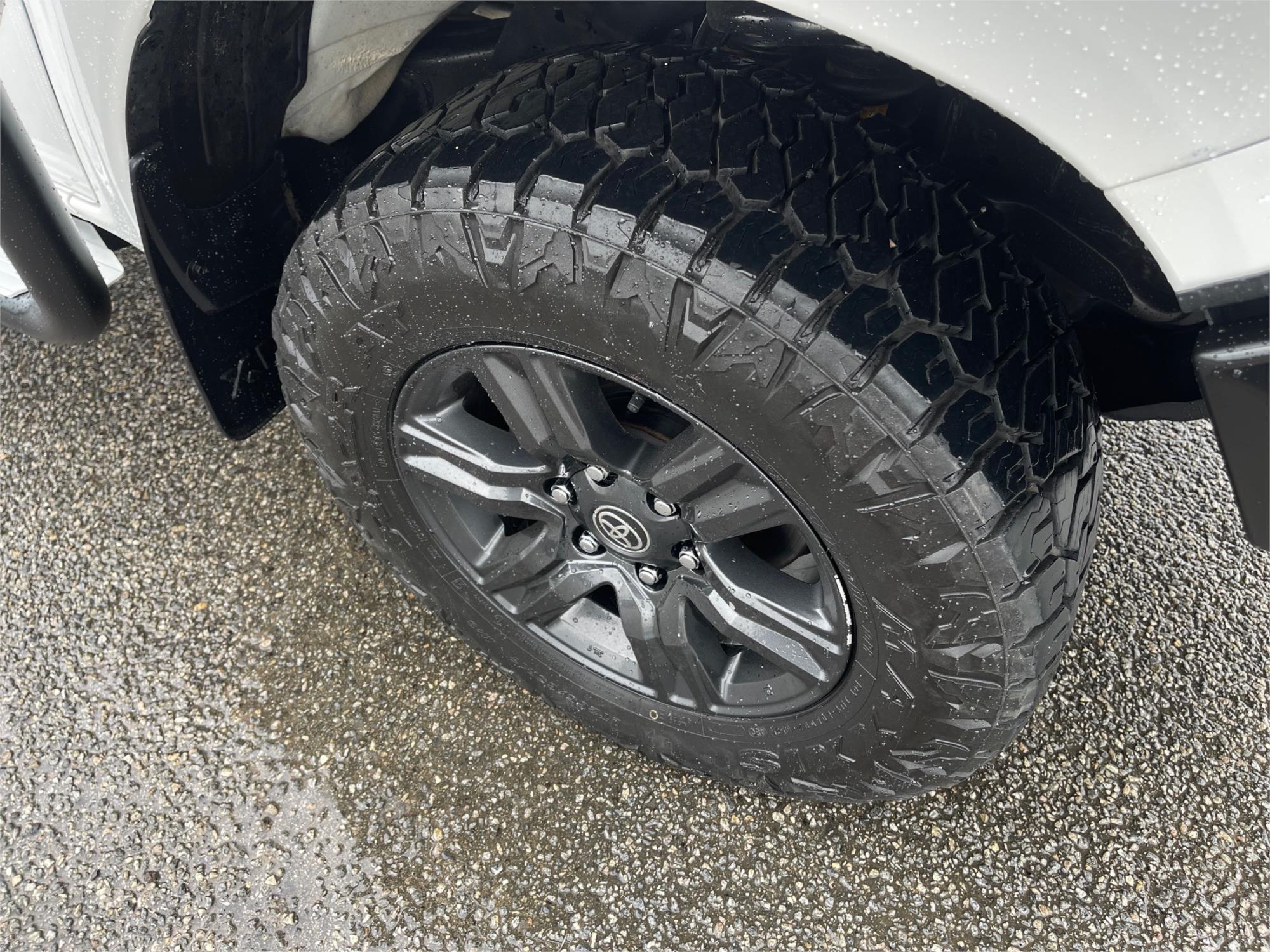 
								2023 Toyota Hilux SR full									