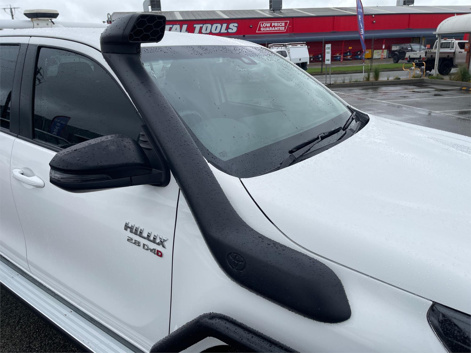 
								2023 Toyota Hilux SR full									