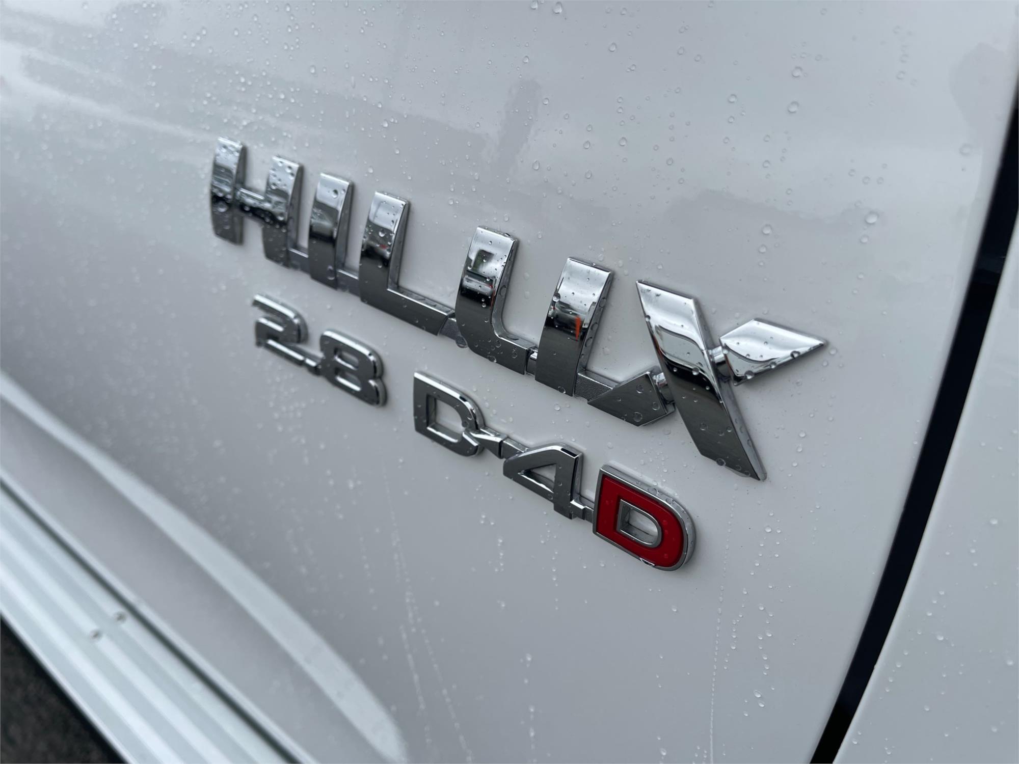 
								2023 Toyota Hilux SR full									