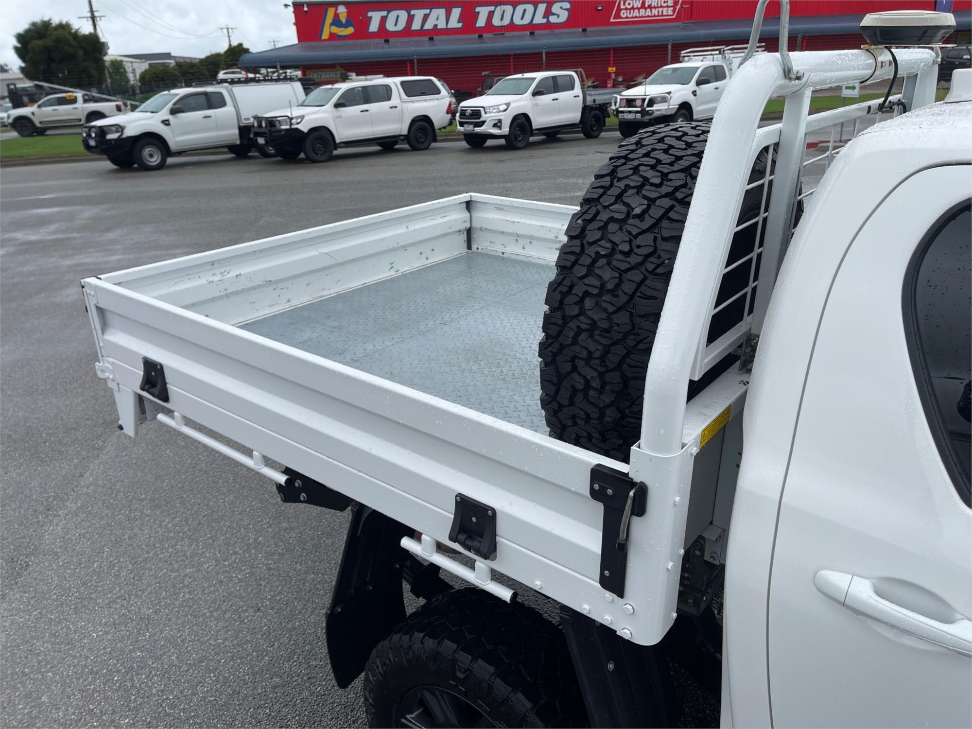 
								2023 Toyota Hilux SR full									