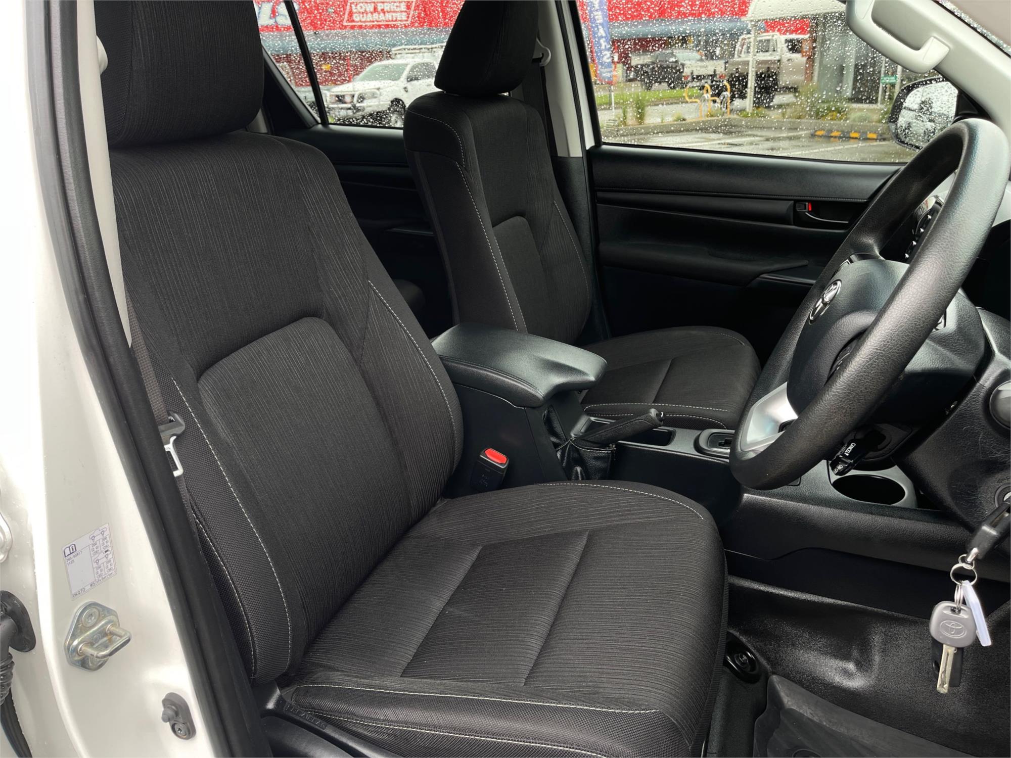
								2023 Toyota Hilux SR full									