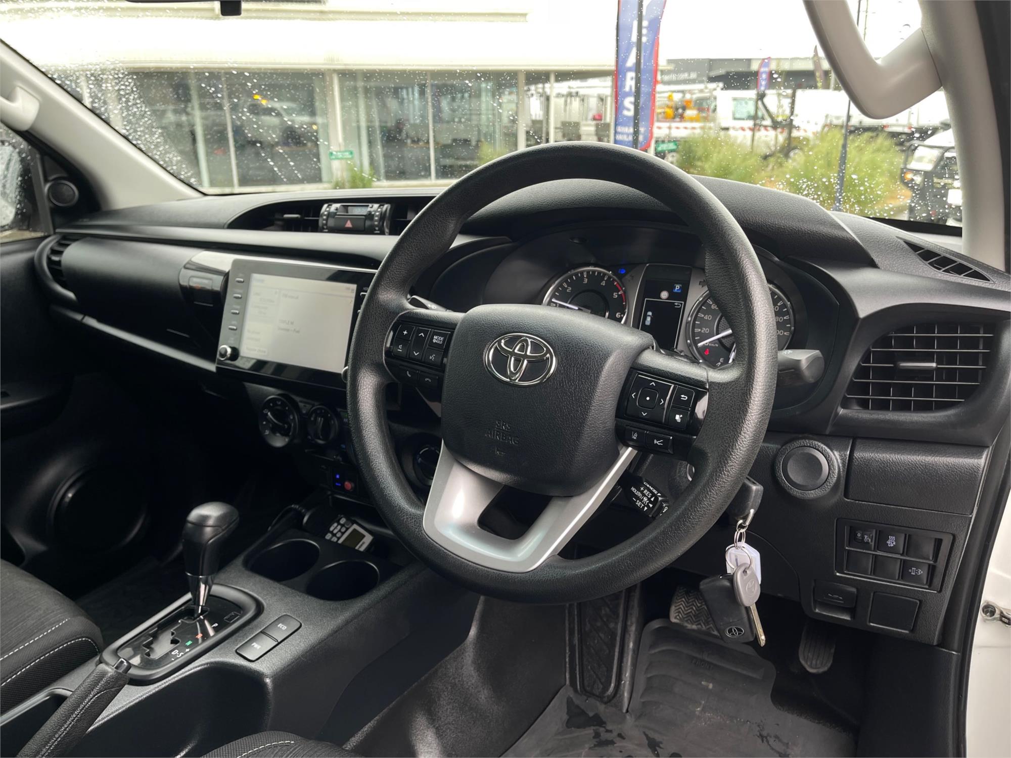 
								2023 Toyota Hilux SR full									