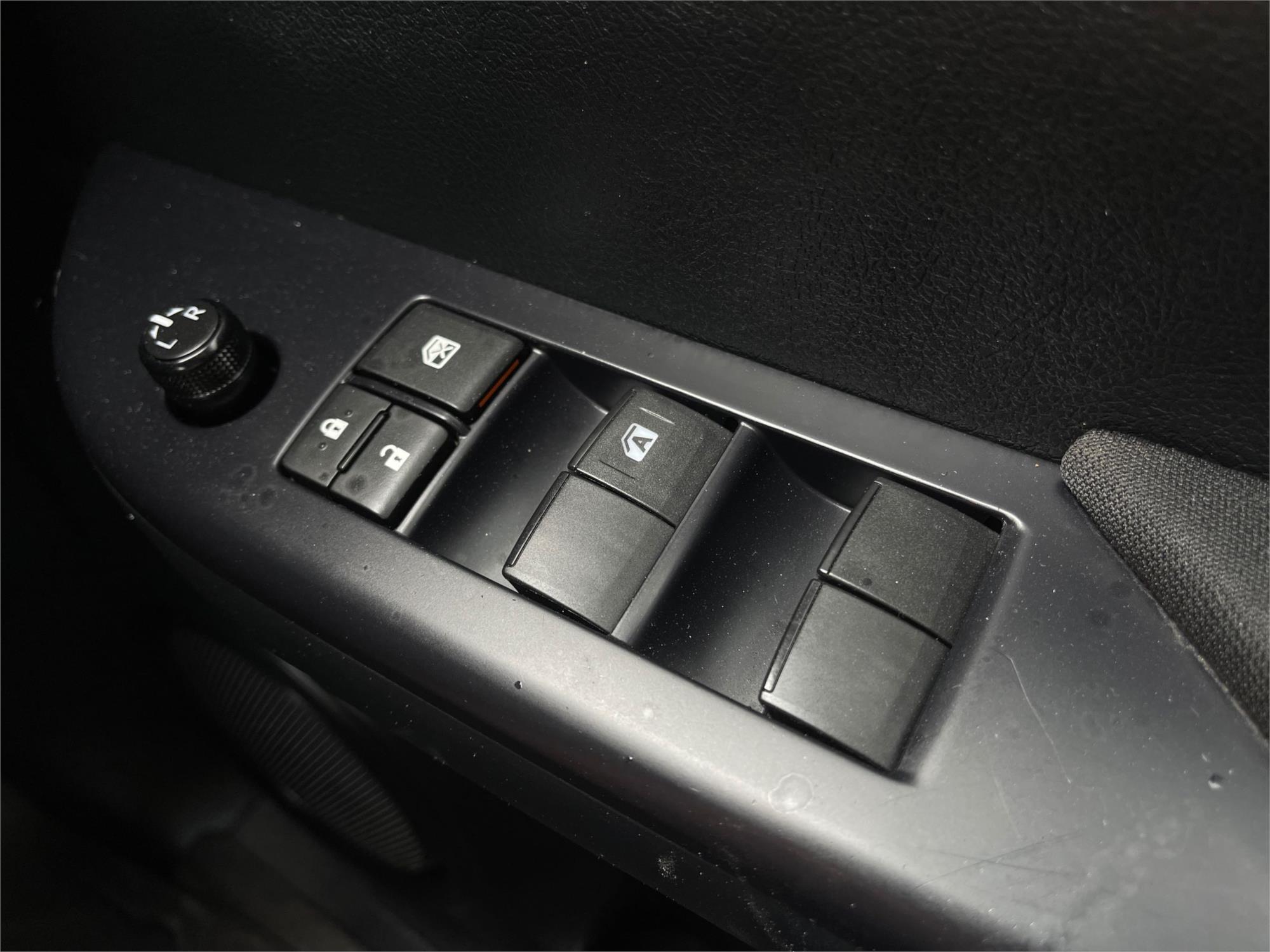 
								2023 Toyota Hilux SR full									