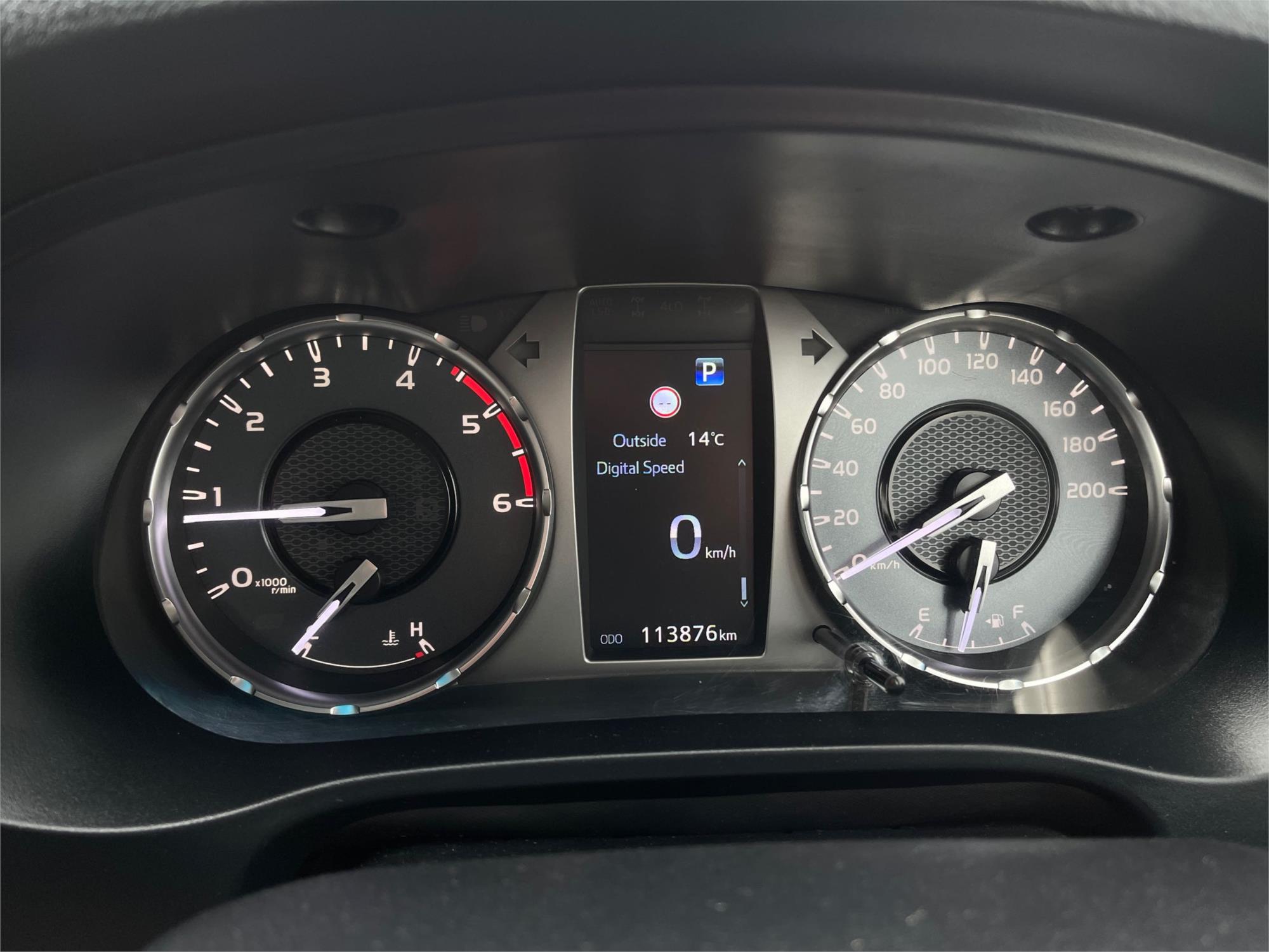 
								2023 Toyota Hilux SR full									