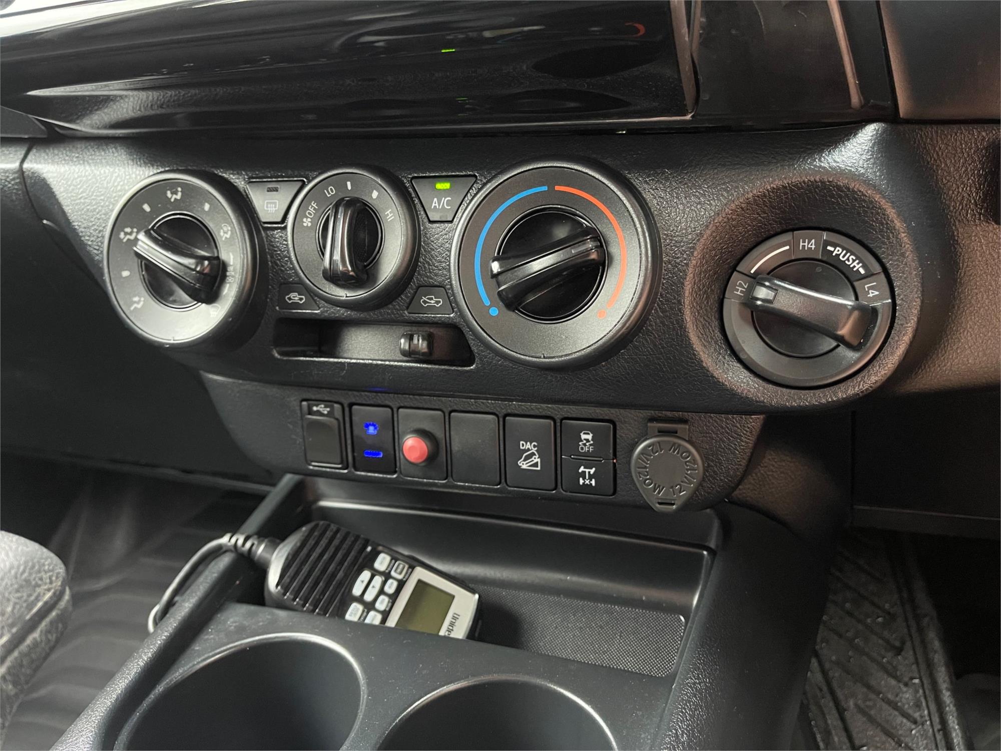 
								2023 Toyota Hilux SR full									