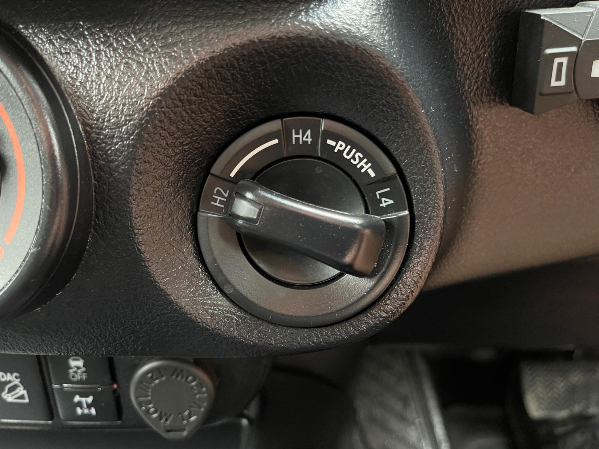 
								2023 Toyota Hilux SR full									