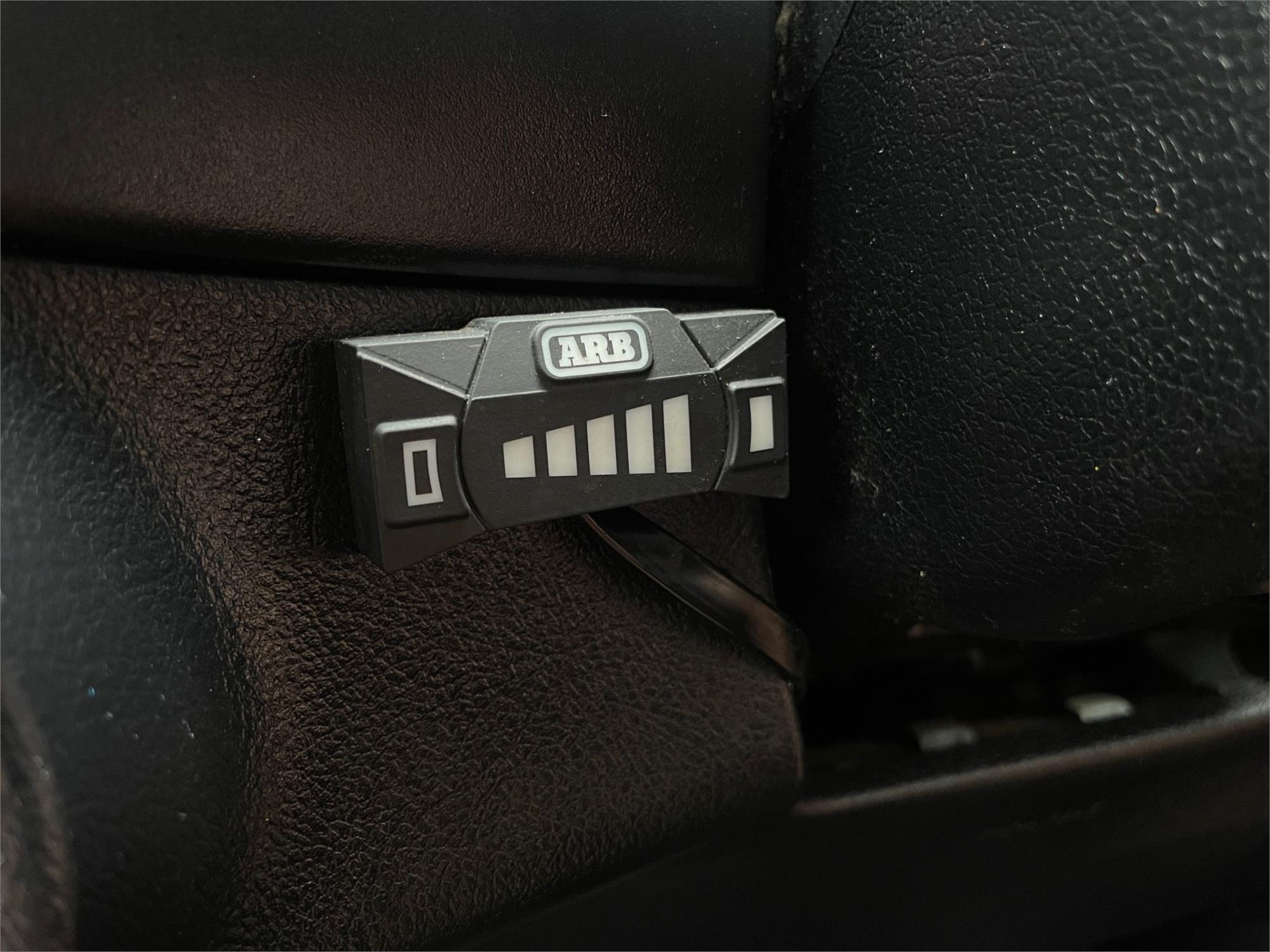 
								2023 Toyota Hilux SR full									