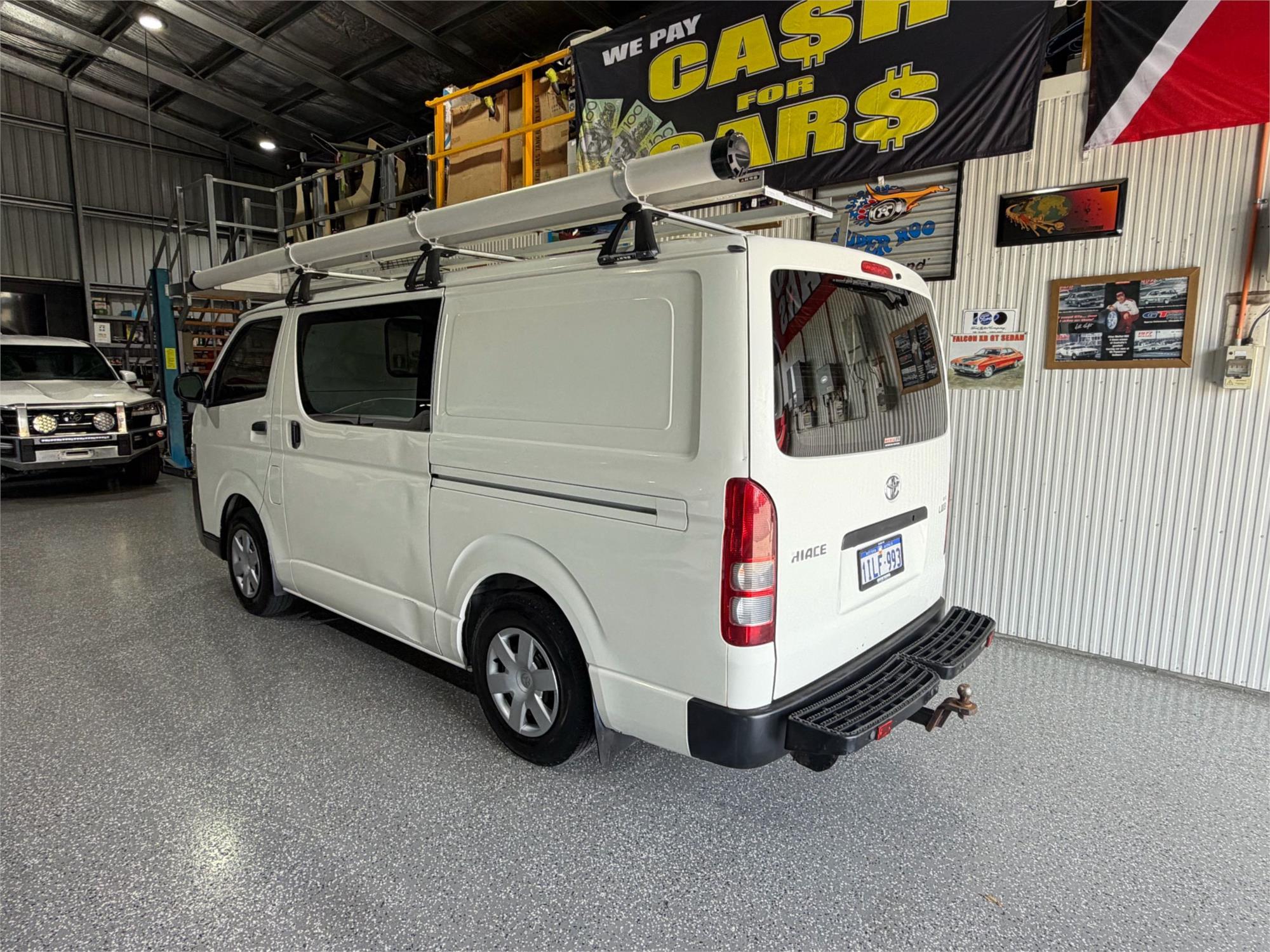 
								2016 Toyota Hiace full									