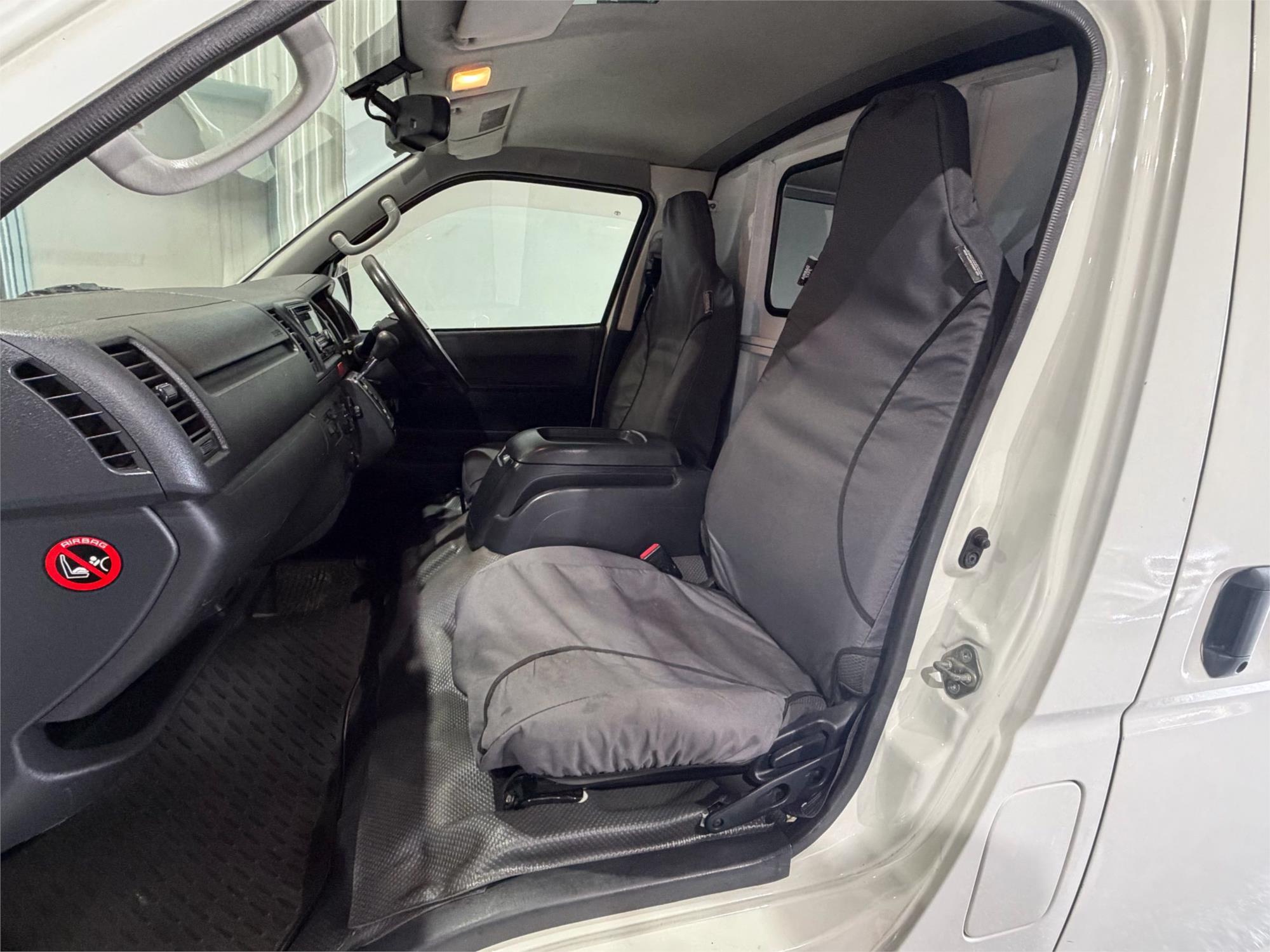 
								2016 Toyota Hiace full									