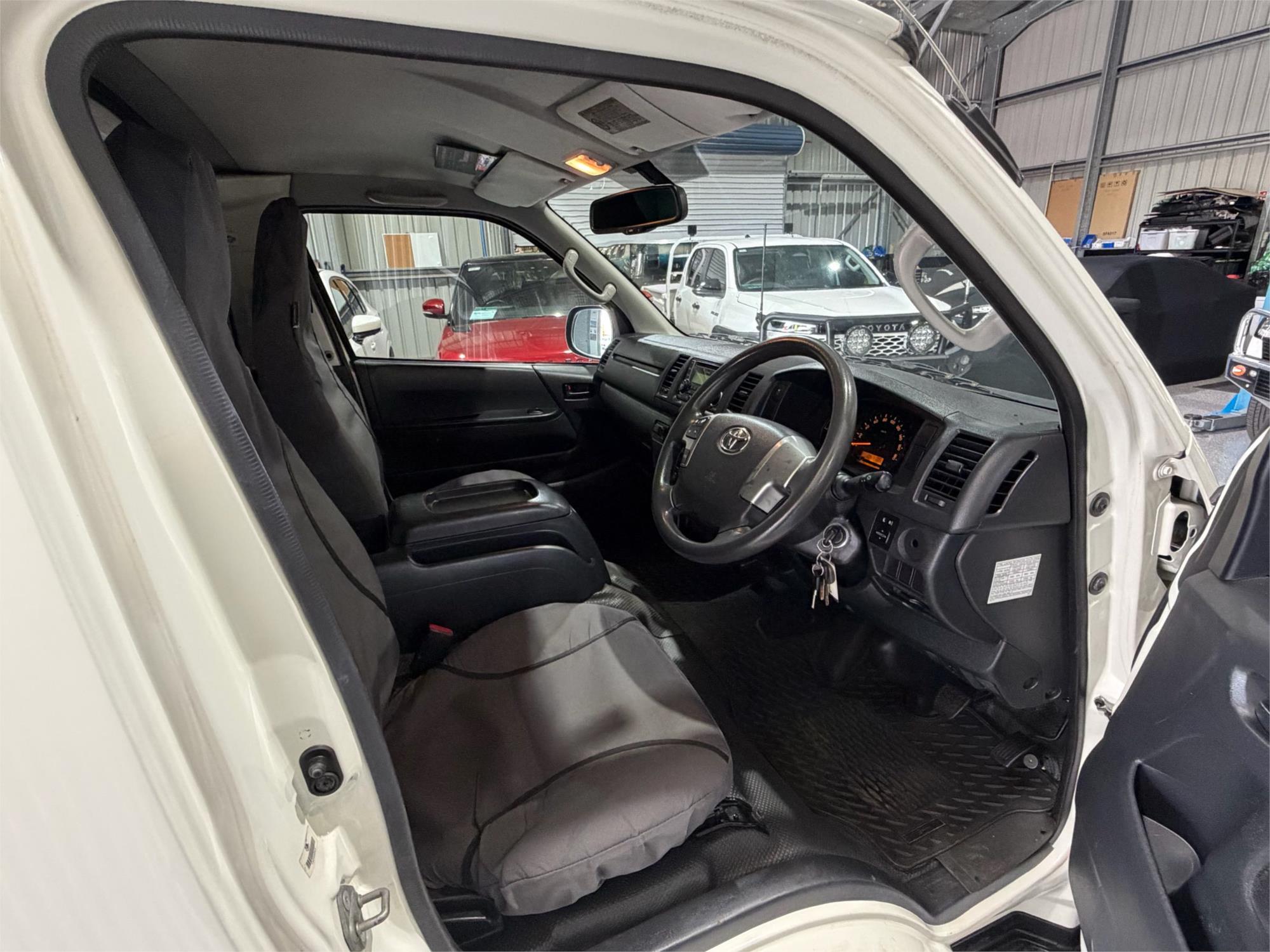 
								2016 Toyota Hiace full									