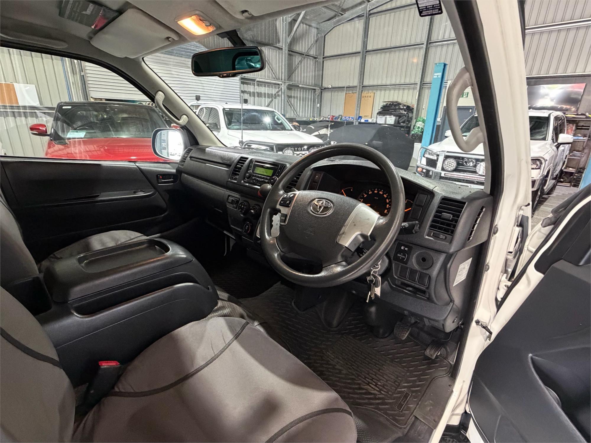 
								2016 Toyota Hiace full									