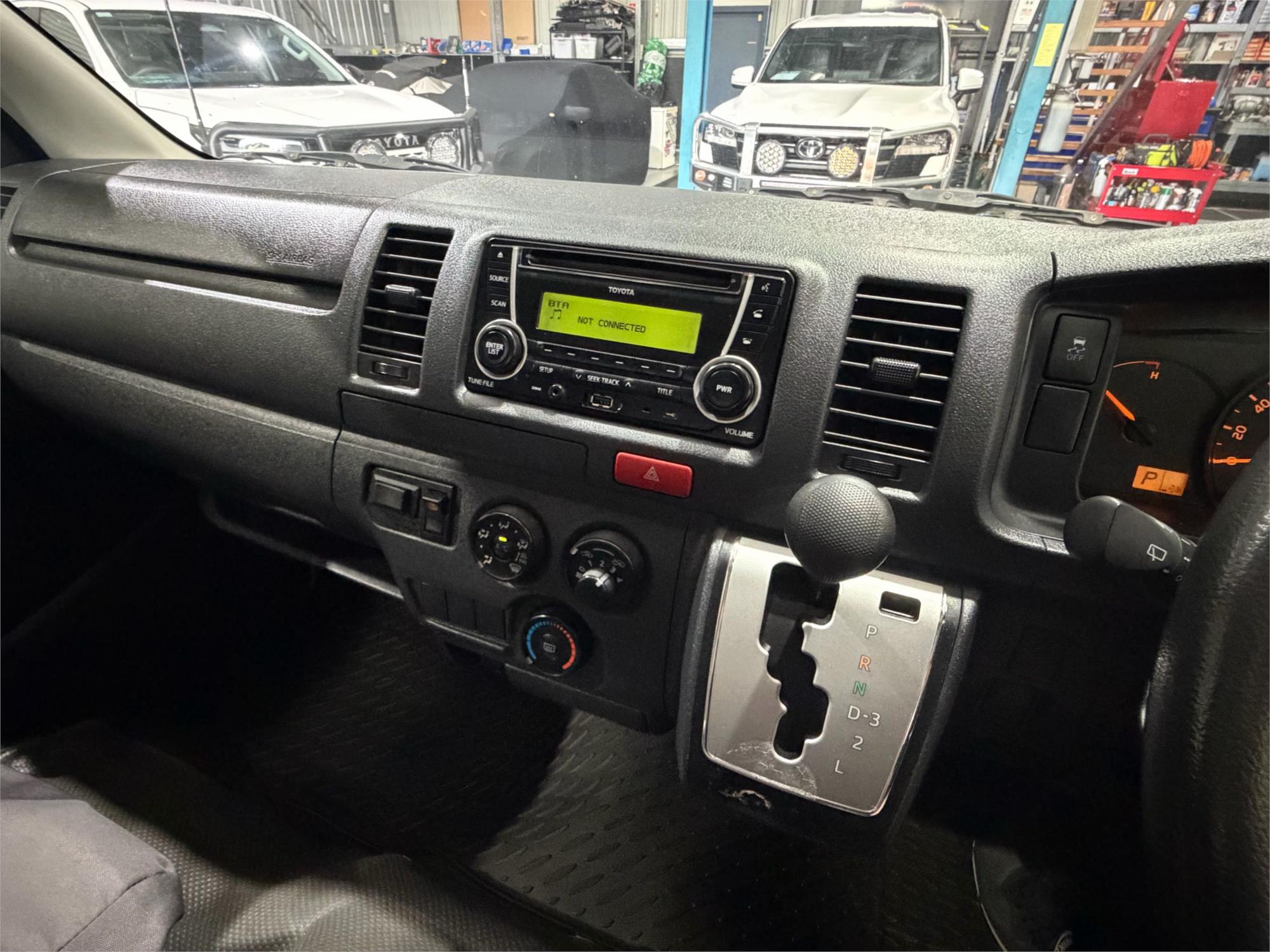 
								2016 Toyota Hiace full									