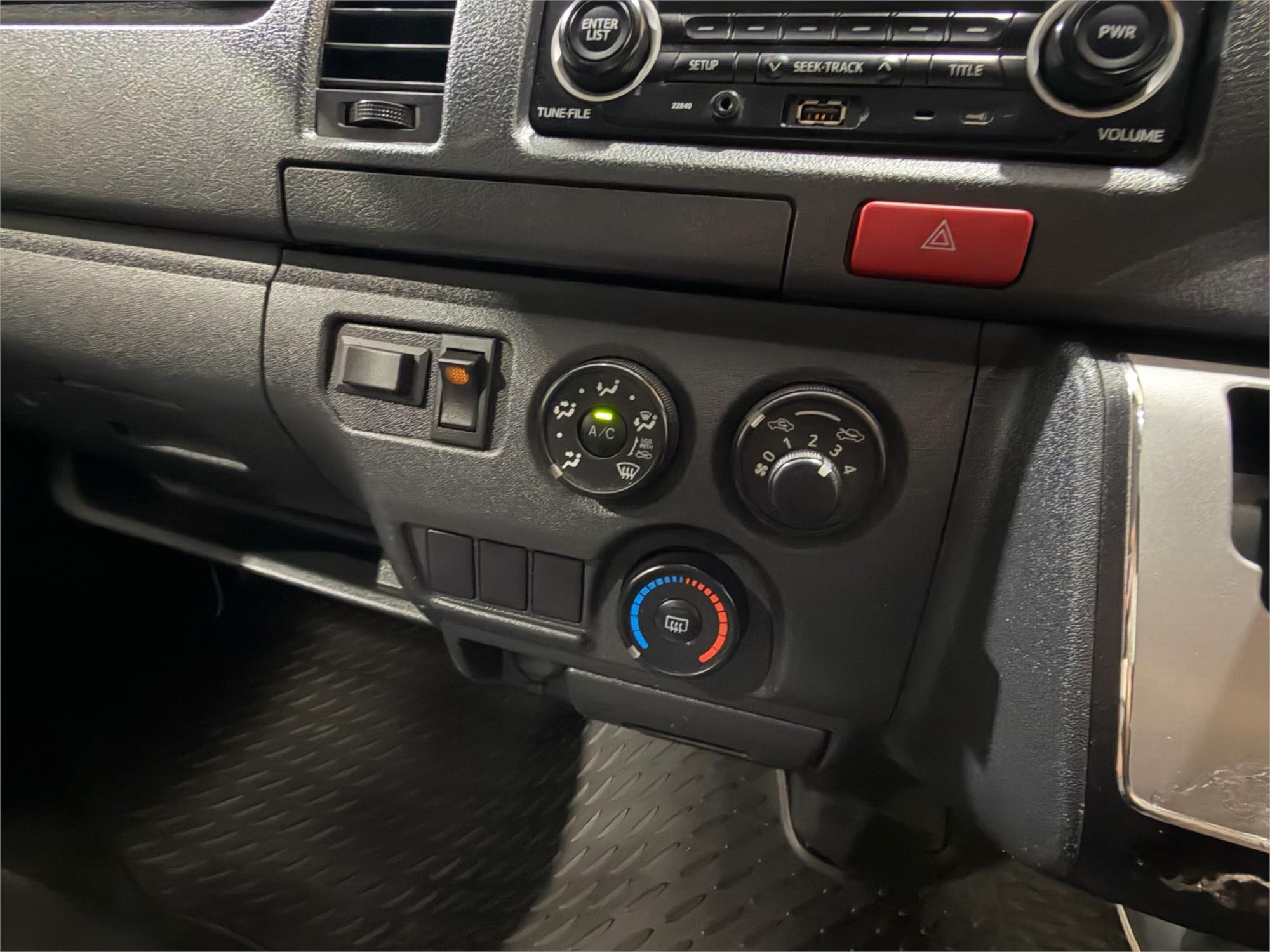 
								2016 Toyota Hiace full									